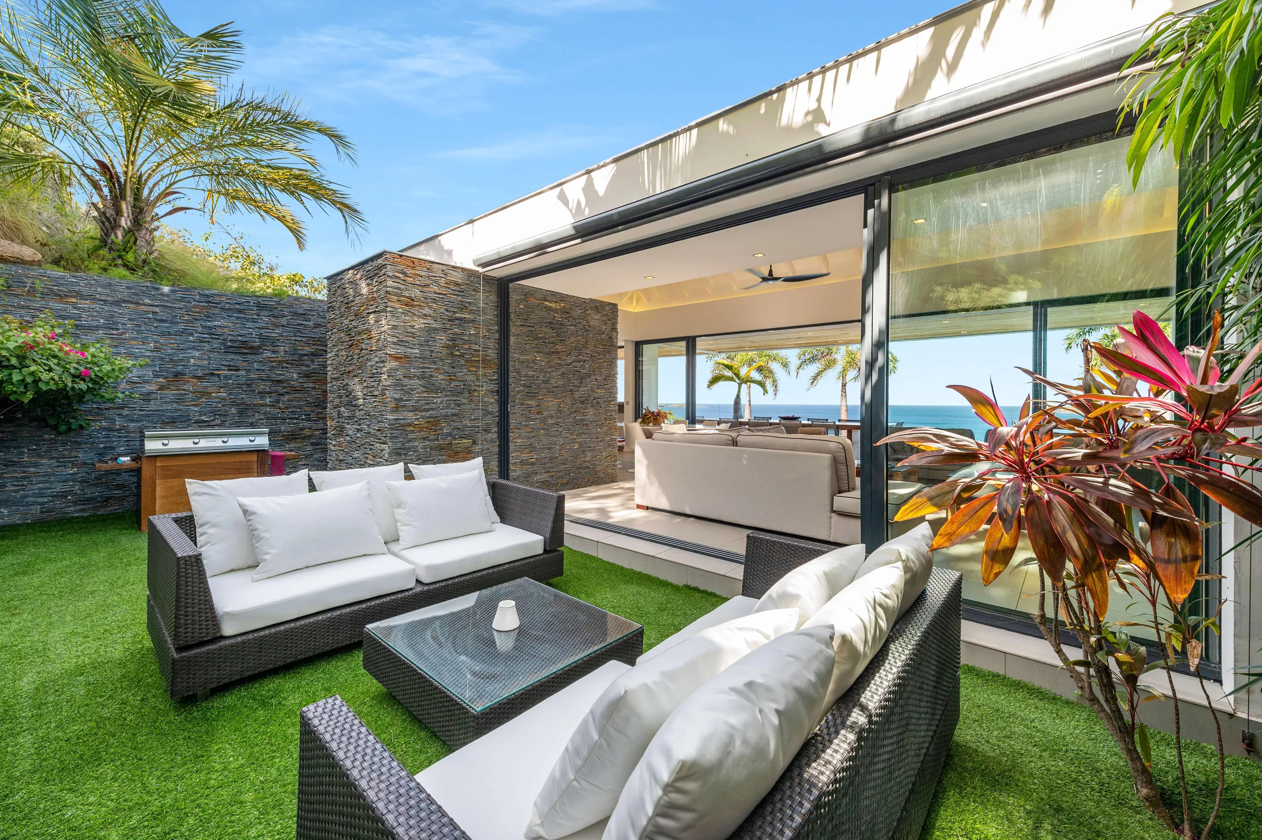 Captivating Majestic Villa with Infinity Pool and Awe-Inspiring Ocean Views — photograph 10
