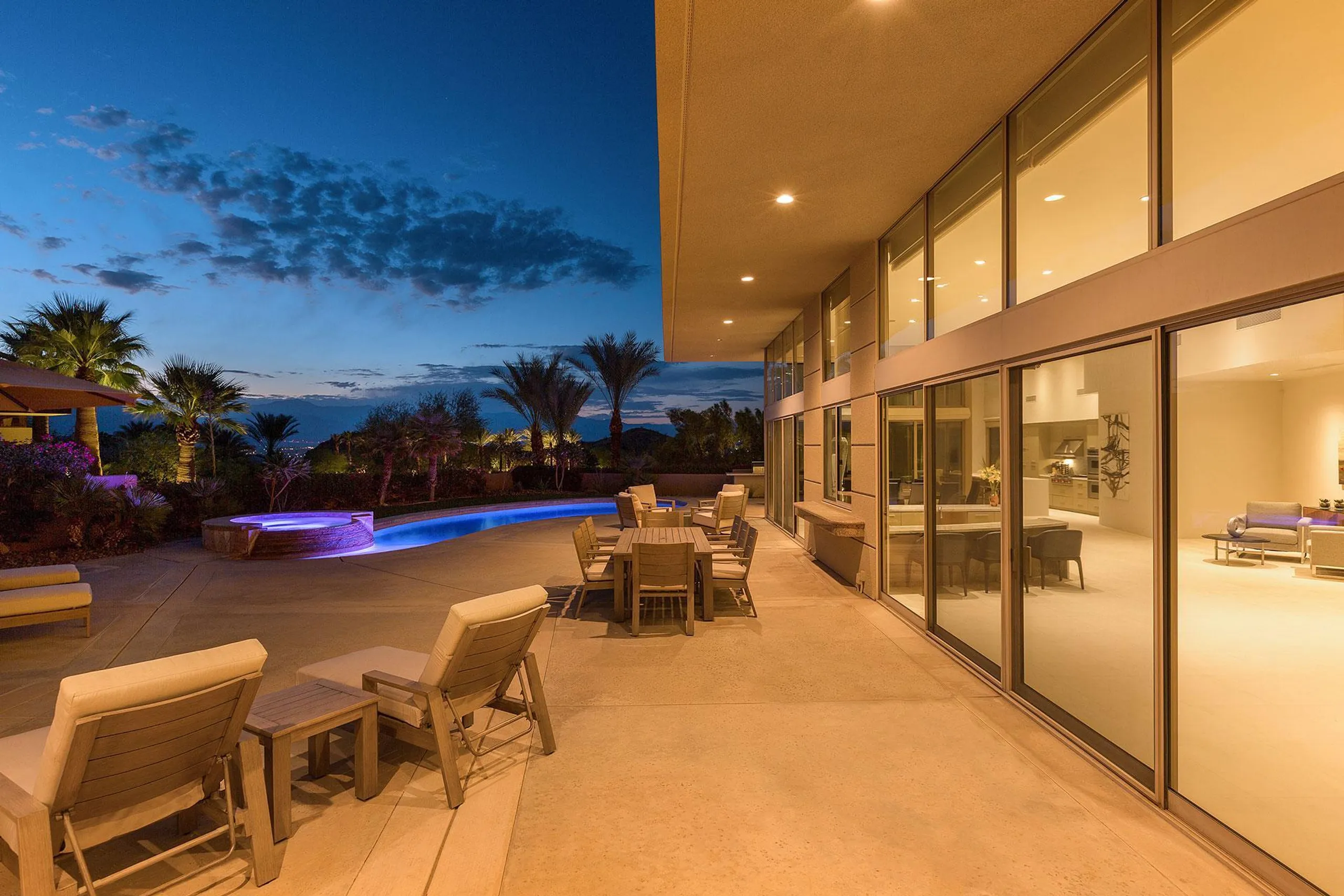 Modern Luxury Villa with Private Pool and Sweeping Views — photograph 5