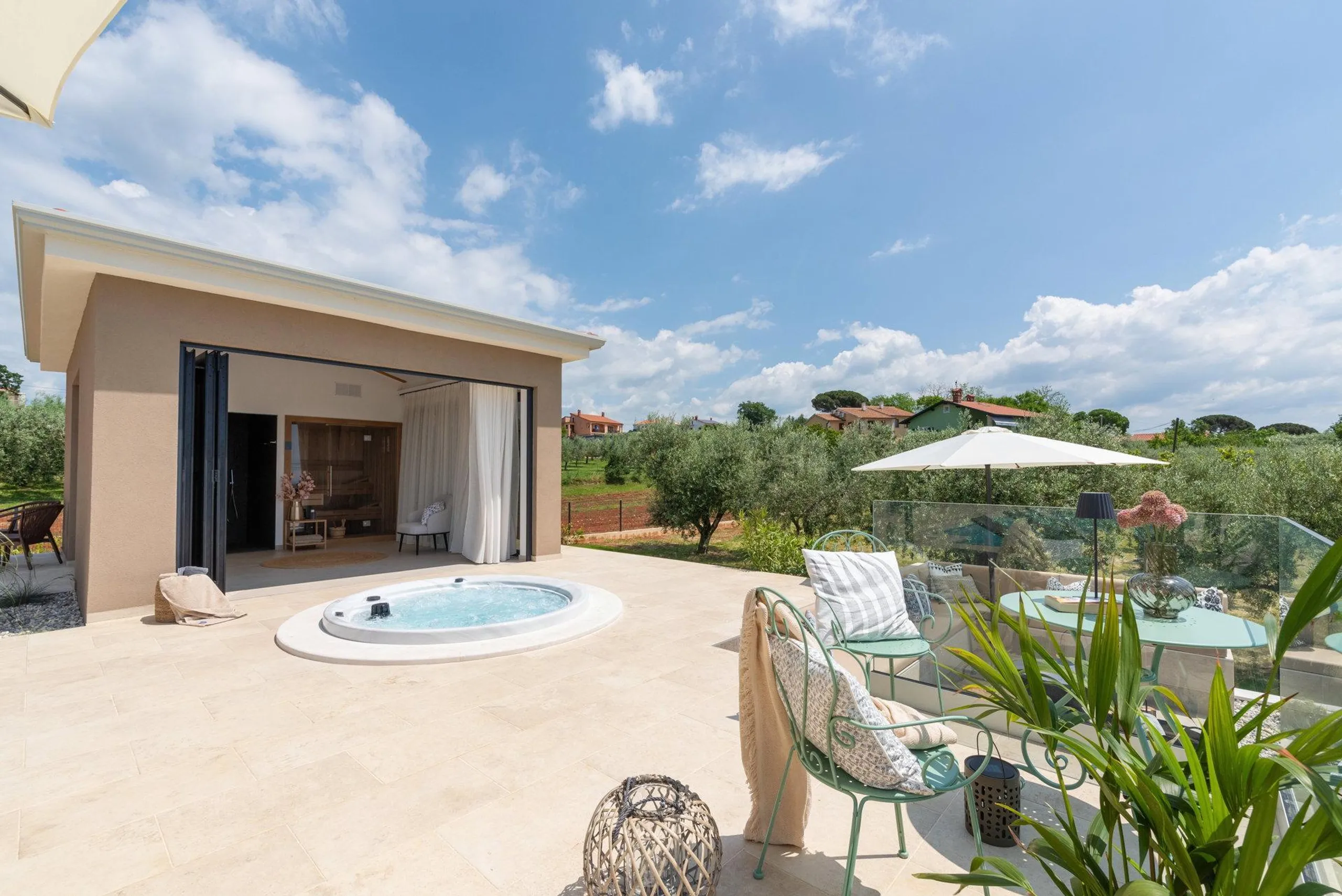 Plush and Inviting 4Bedroom Villa with Private Pool, Jacuzzi and Sauna — photograph 6