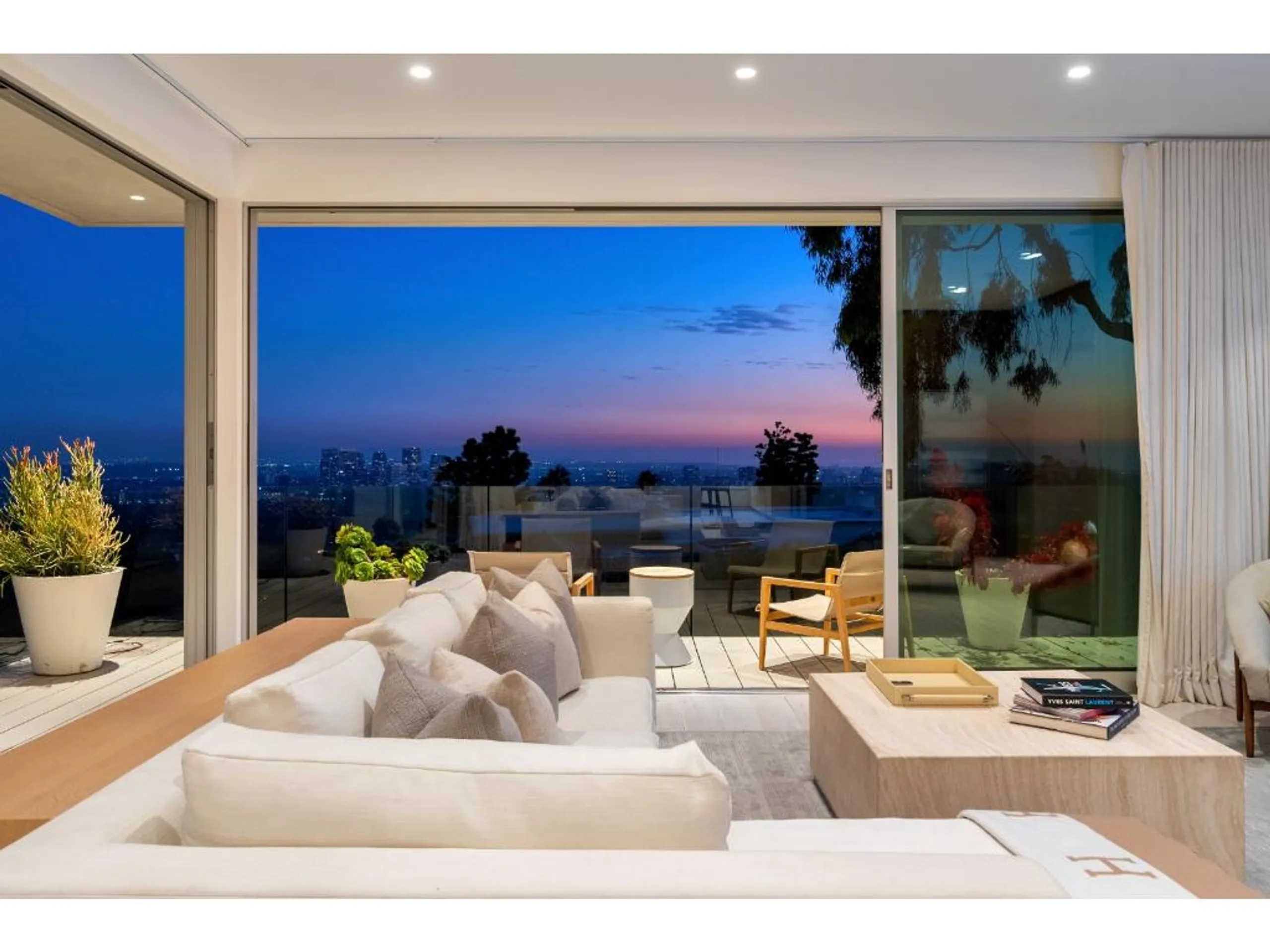 Glamorous Beverly Grove Villa with Invigorating Pool — photograph 4