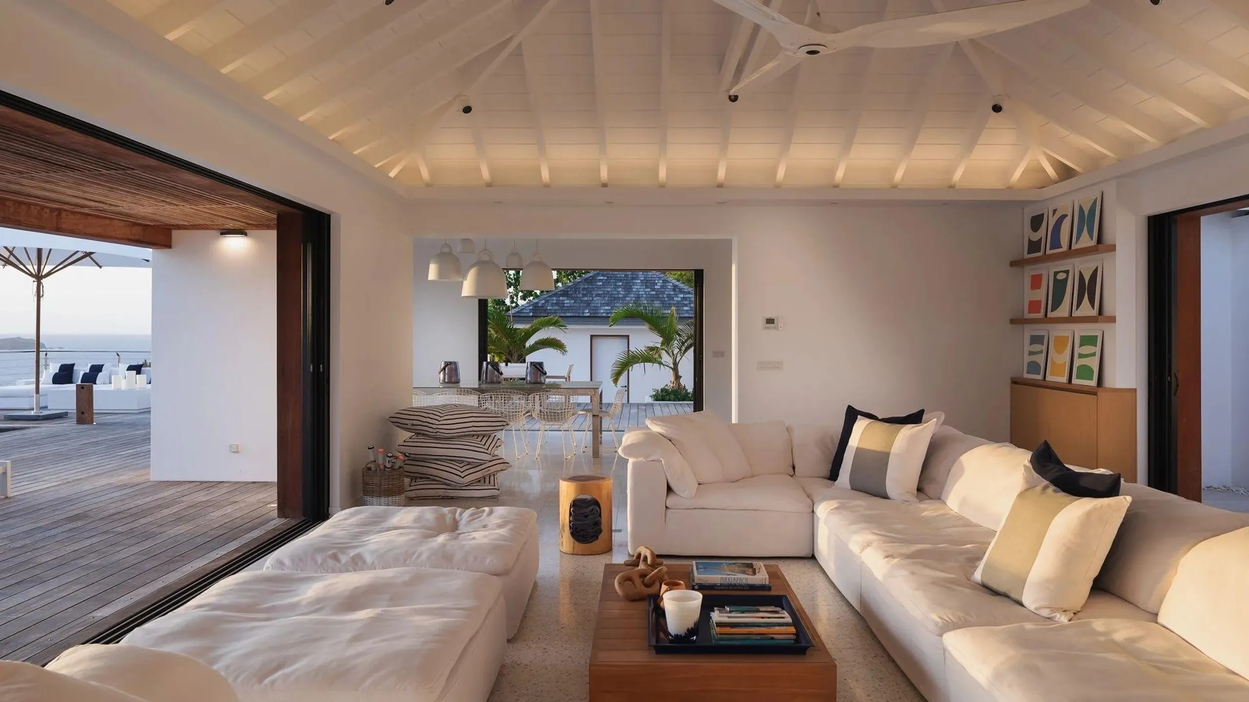 Sensational Seaside Villa with Infinity Pool — photograph 9