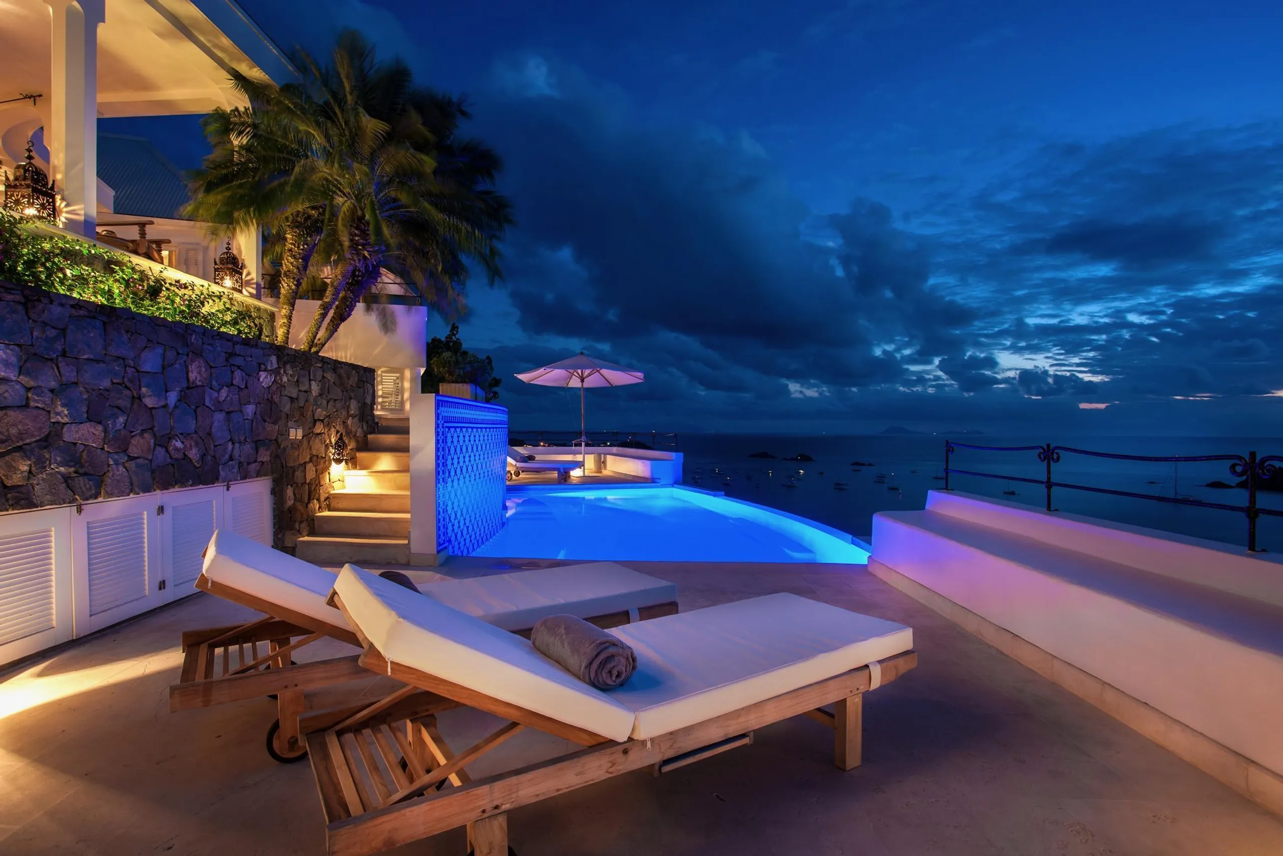 Spectacular Seafront Villa with Private Pool and Walks to Beach — photograph 2