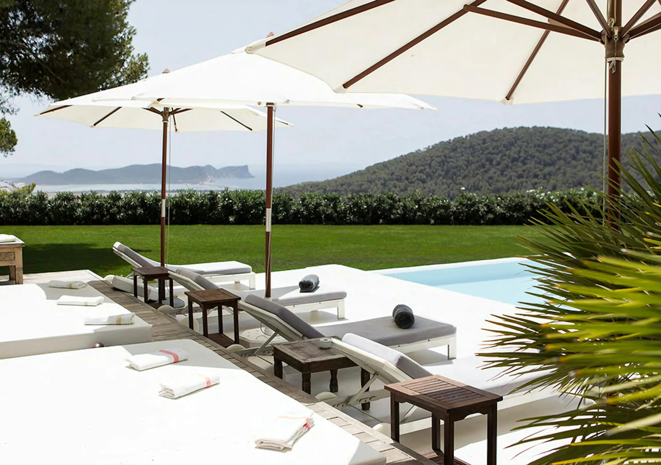 Majestic Ibiza Estate with Private Pool and Sweeping Ocean Views — photograph 12