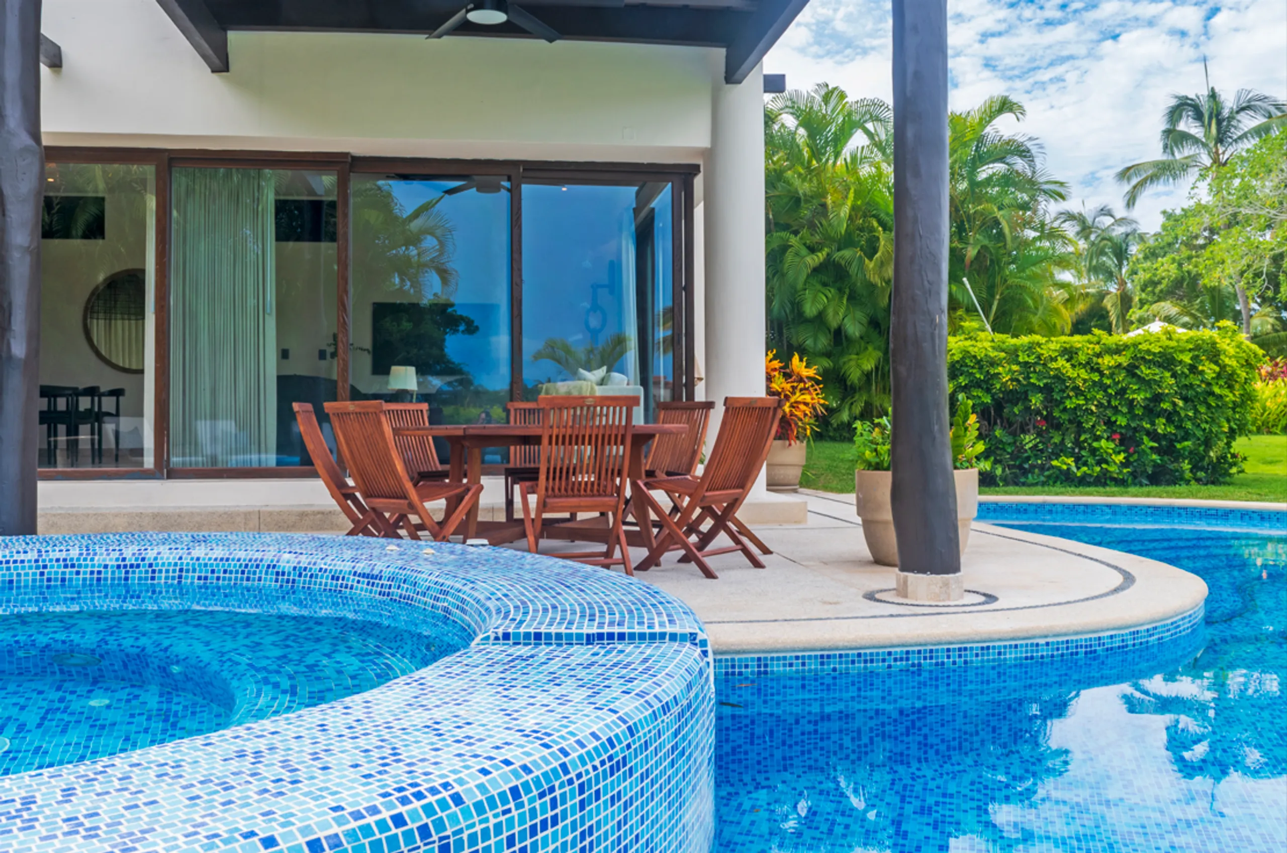 Exquisite Villa Oasis with Panoramic Ocean Views — photograph 5