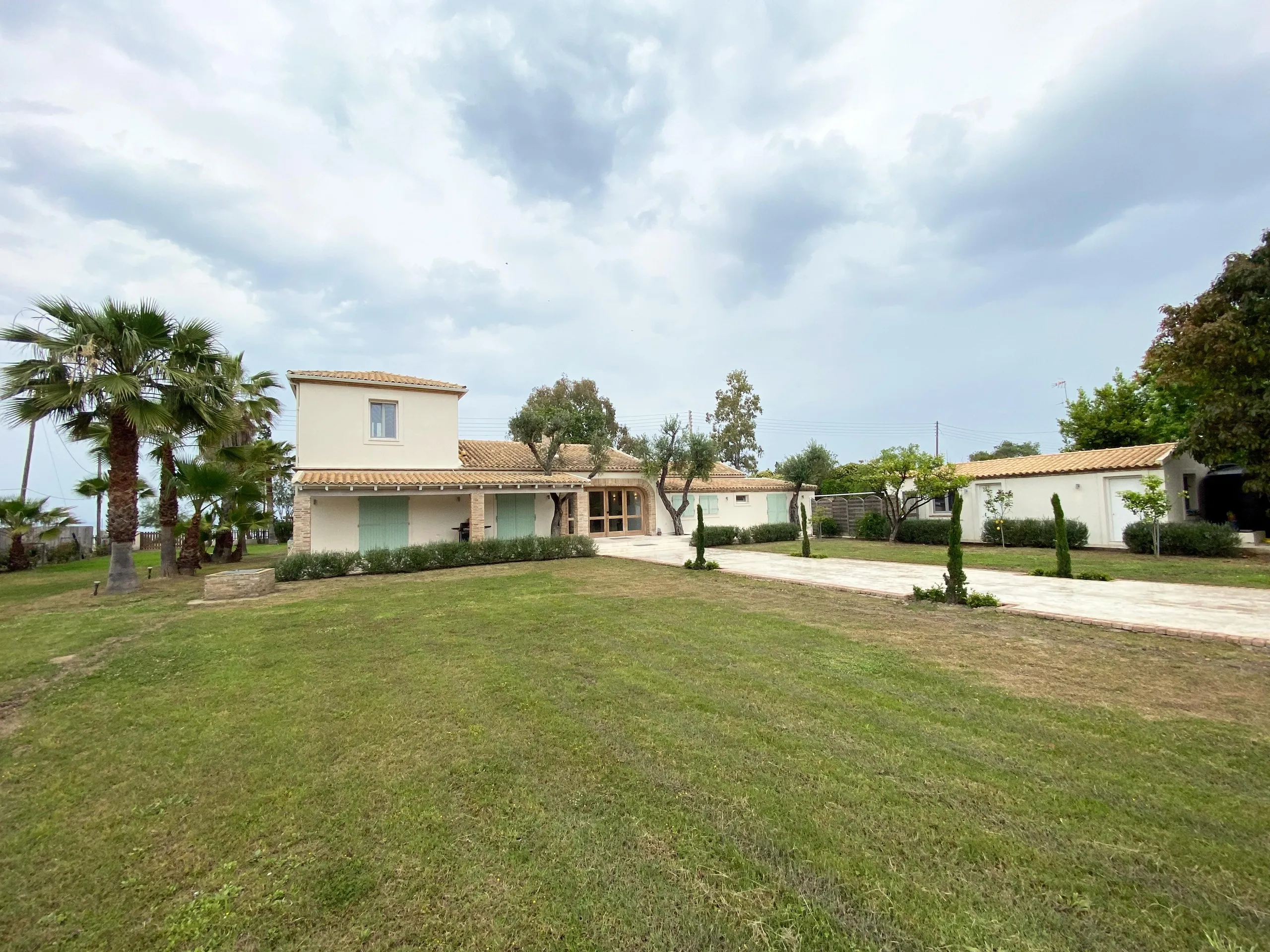 Luxurious Retreat with Majestic Mountain Views and Elegant Pool VILLAWAY® — photograph 12