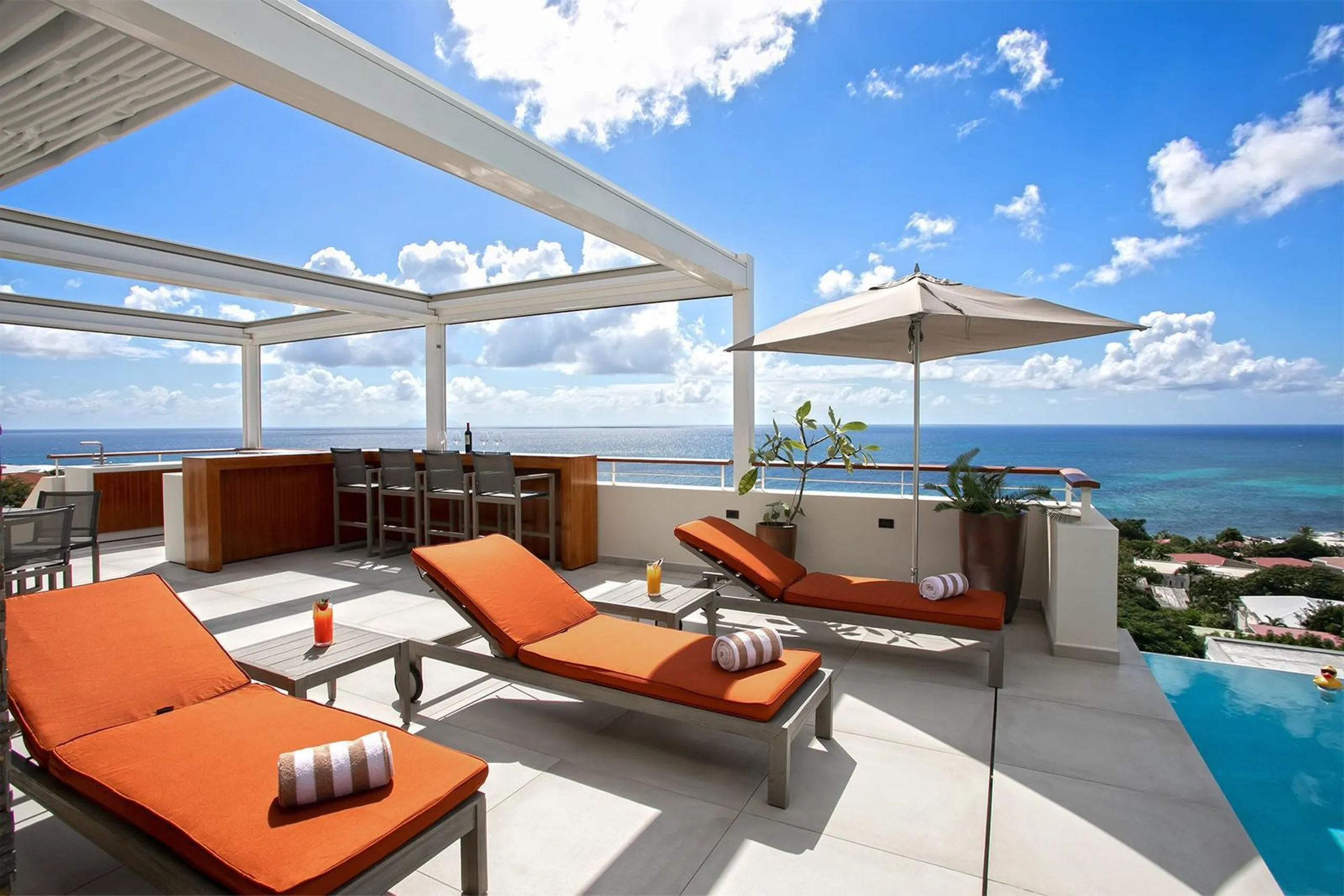 Luxurious Modern Getaway with Infinity Pool and Views in St. Martin — photograph 3