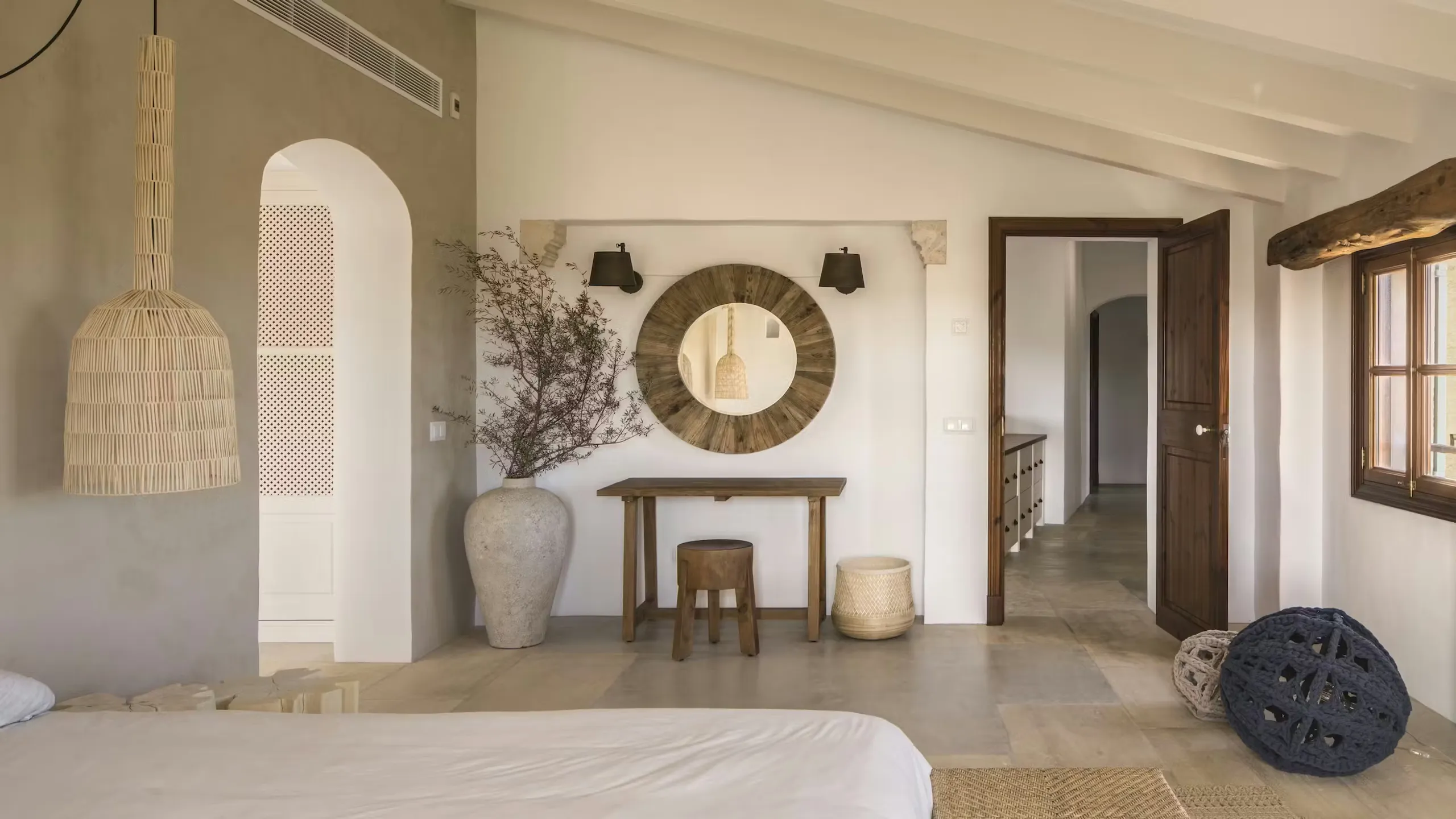 Enchanting Countryside Retreat with Infinity Pool and Scenic Views — photograph 12