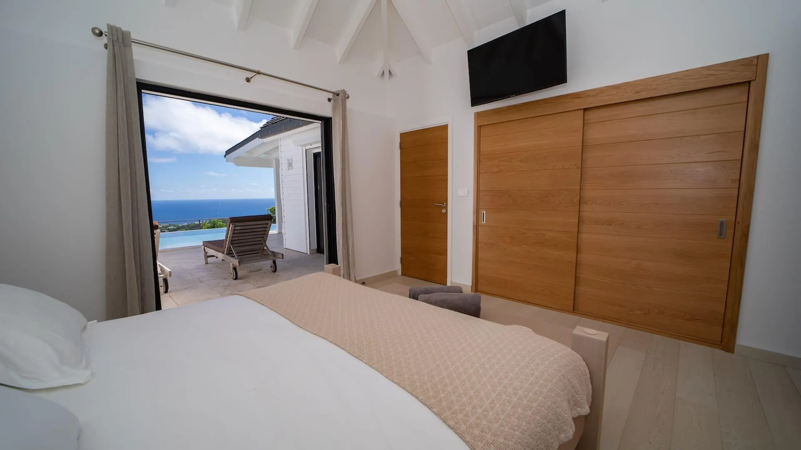 Refreshing Grand Villa near Shops and Beaches — photograph 12