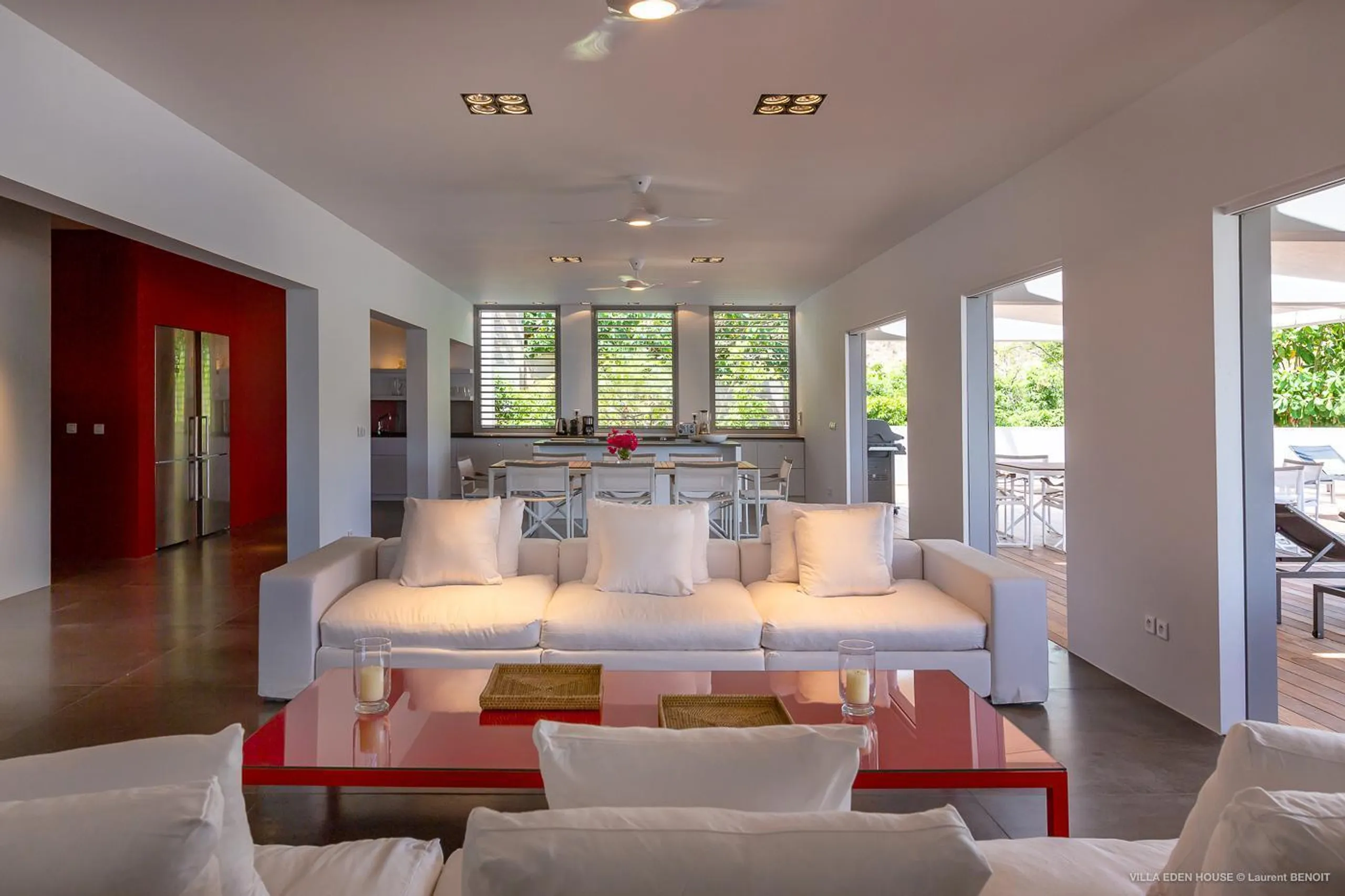 Sophisticated Seaside Villa with Infinity Pool and Walks to Beach — photograph 8