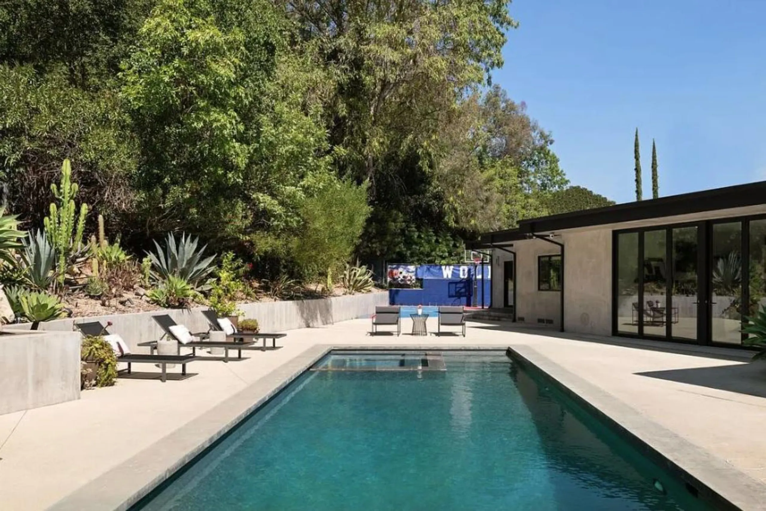 Legacy Beverly Hills Estate with Modern Luxury with Pool, Theater & Gym — photograph 3