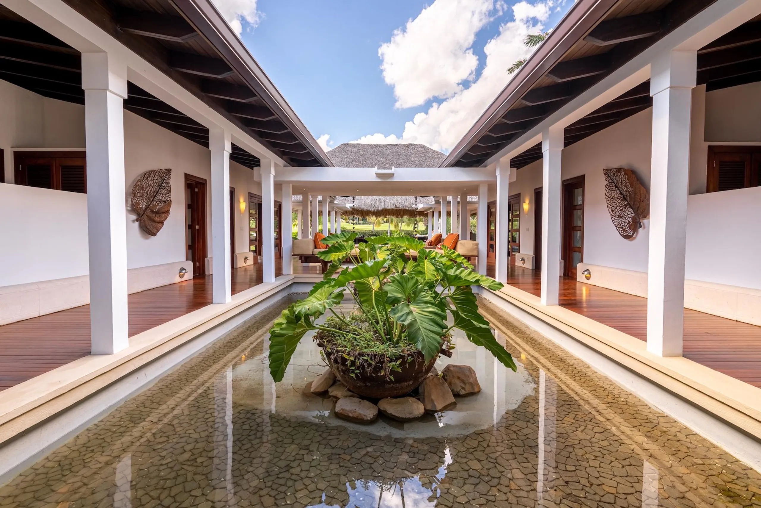 Deluxe Paradise in Minitas Beach with Private Pool and Heated Jacuzzi — photograph 5