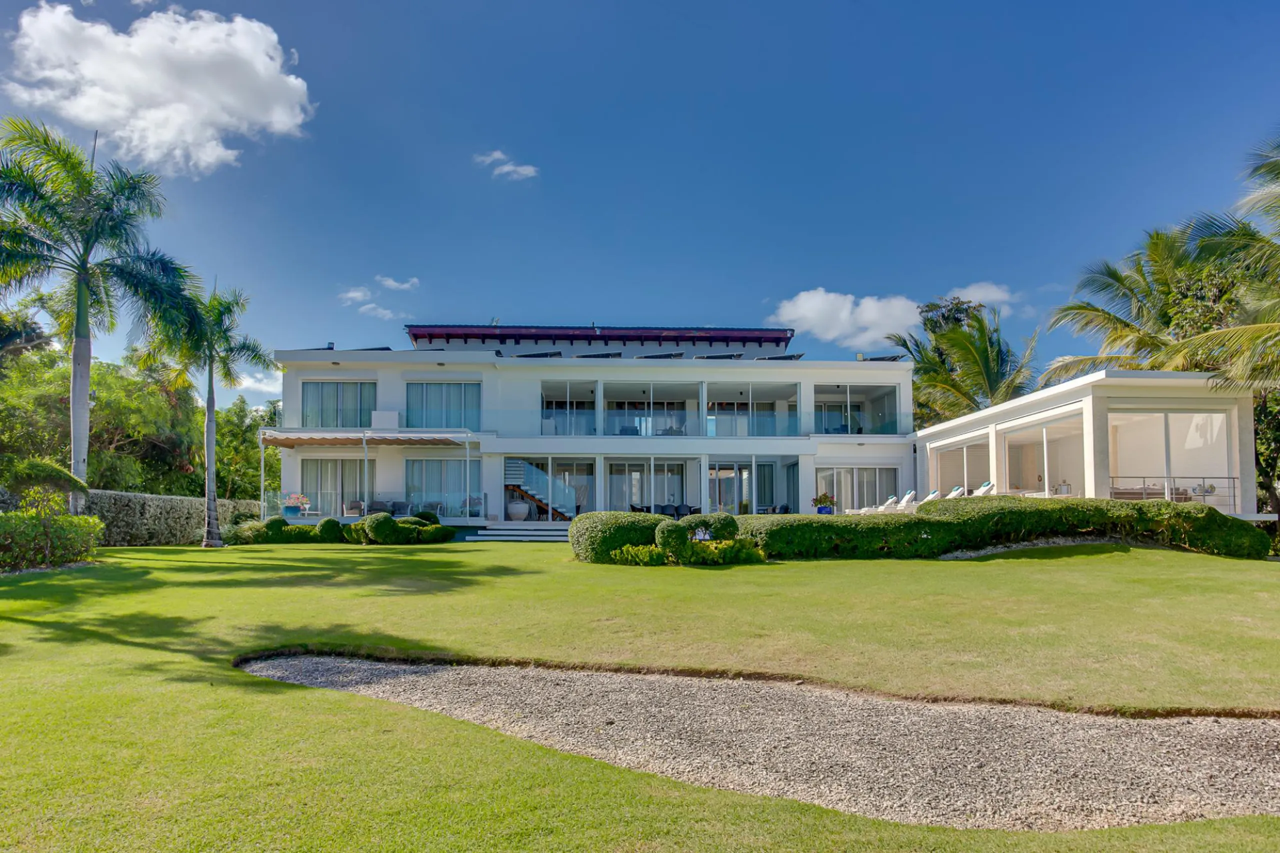 Bright & Modern 5-Bedroom Villa with Private Pool and Tropical Views — photograph 9