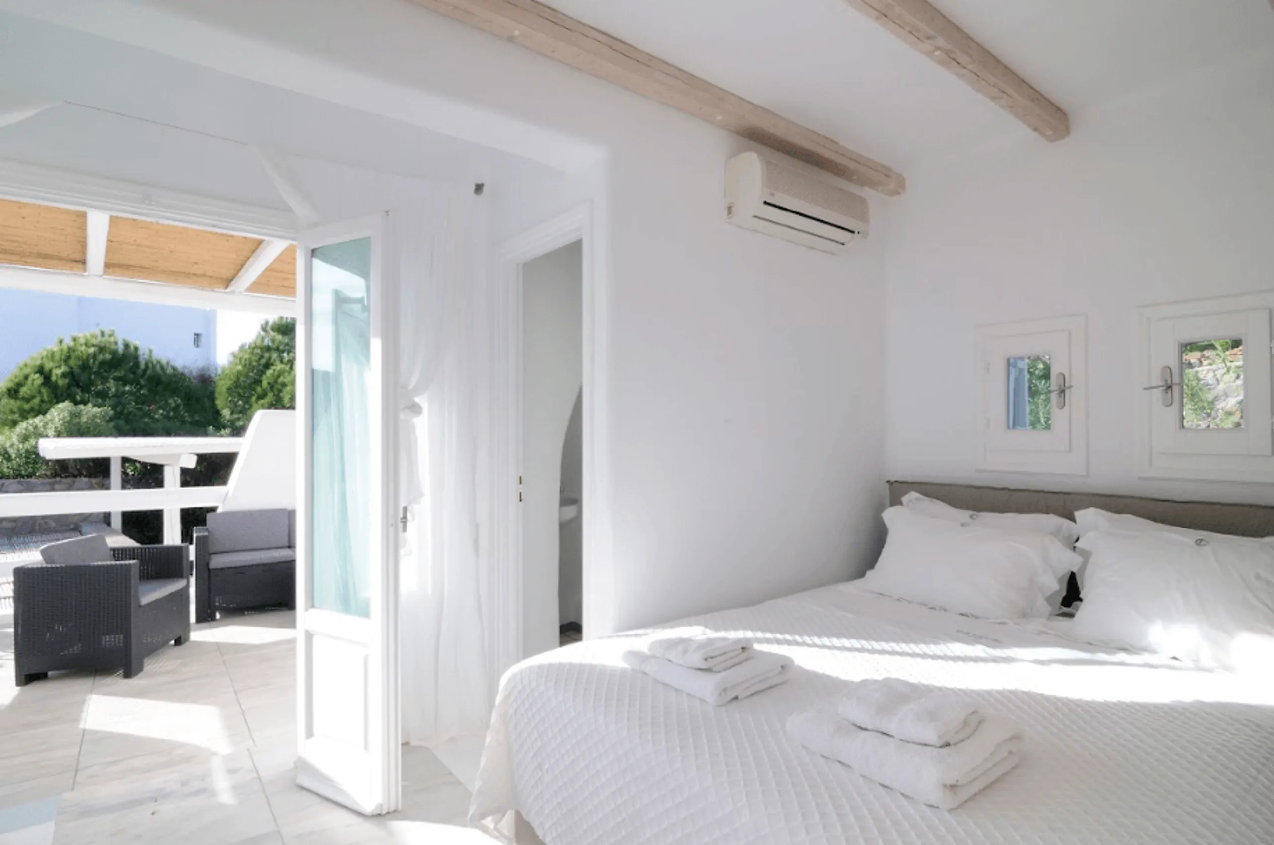 Luxury Villa Rental with Infinity Pool and Magnificent Aegean Sea Views — photograph 7
