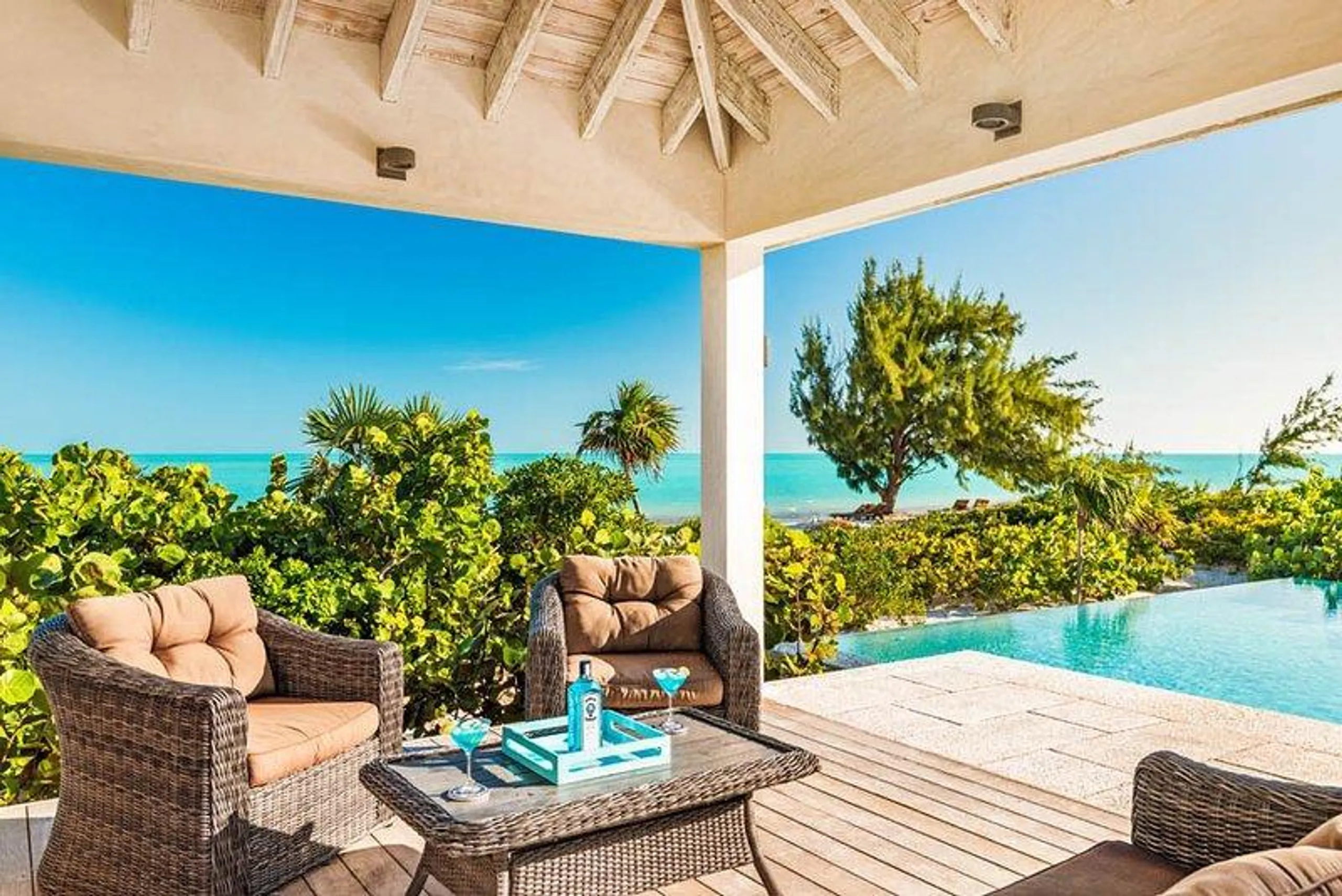 Refined Contemporary Beachfront Long Bay Beach Villa with Infinity Pool — photograph 7