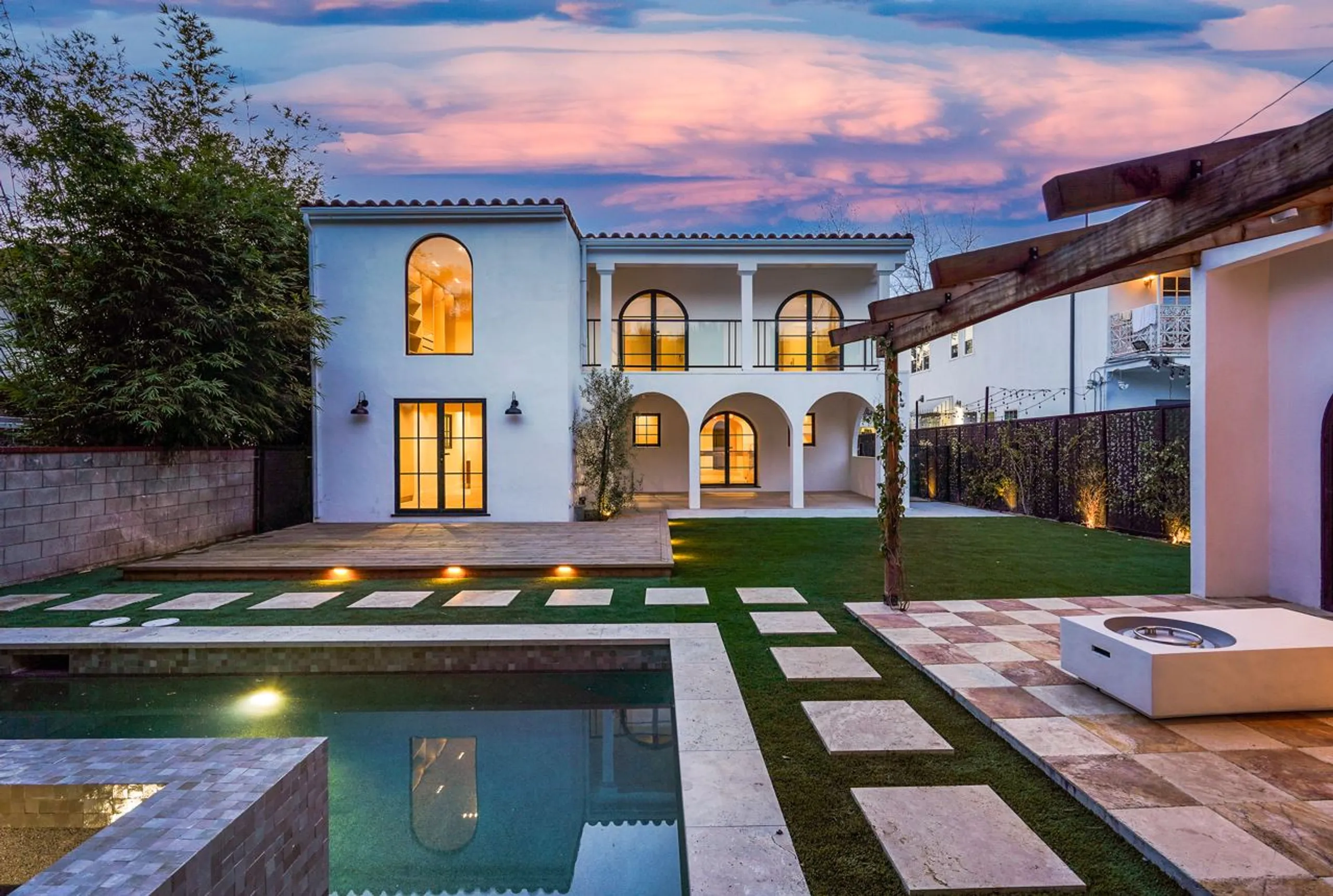Sophisticated Spanish Contemporary Villa in LA with Private Pool, Outdoor Oasis & Smart Tech Integration — photograph 4