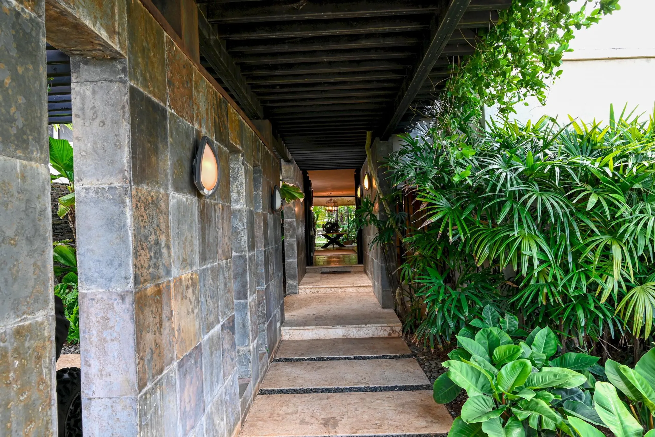 Superb Tropic Retreat with Private Pool and Garden Grounds — photograph 4