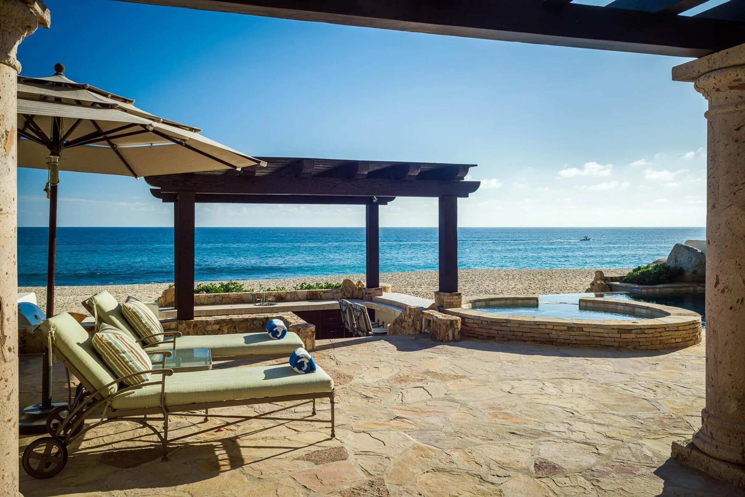 Charming El Encanto Beachfront Villa with Infinity Pool and Ocean Views — photograph 5