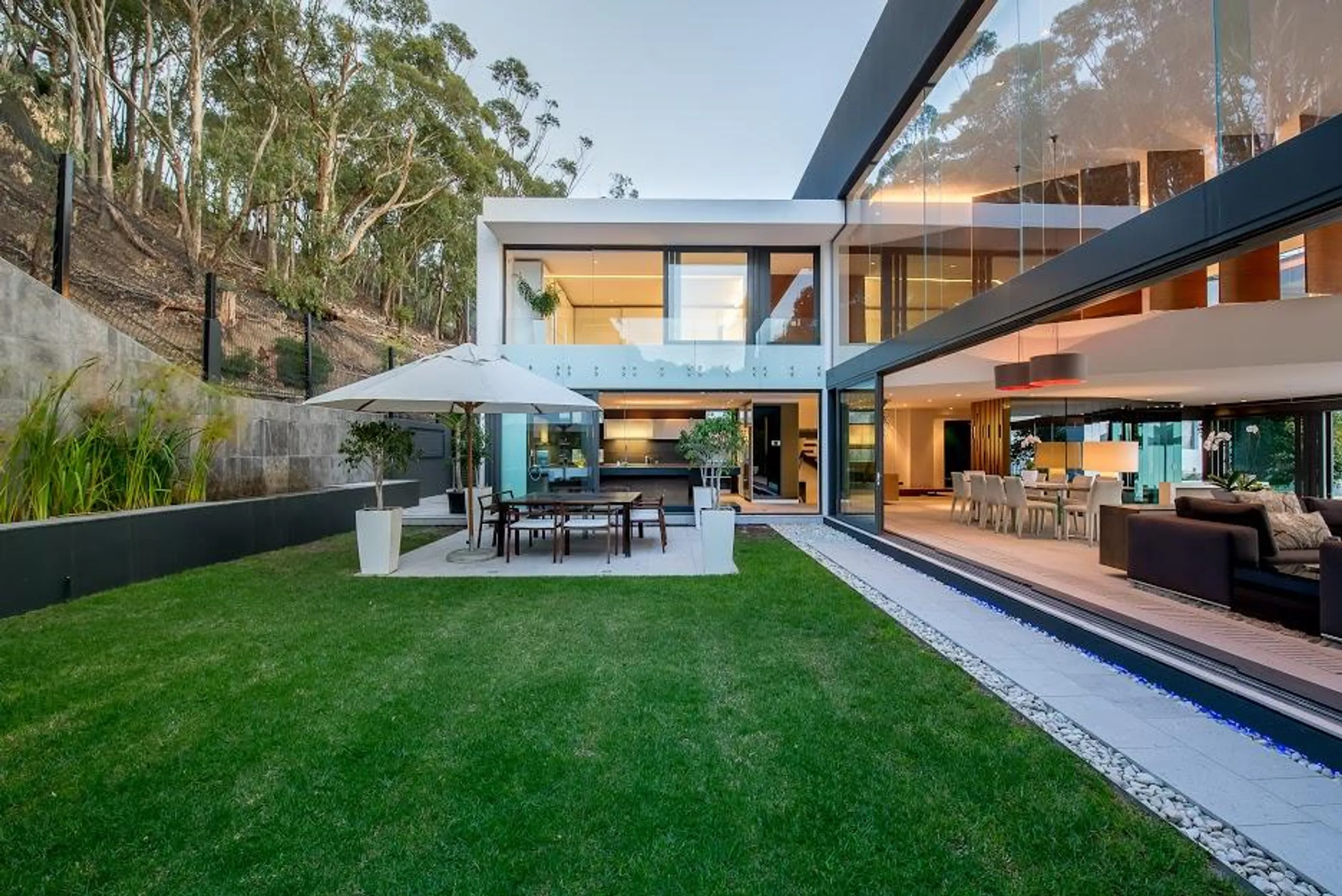 Modern Contemporary Estate with Infinity Pool and Panoramic Views — photograph 3