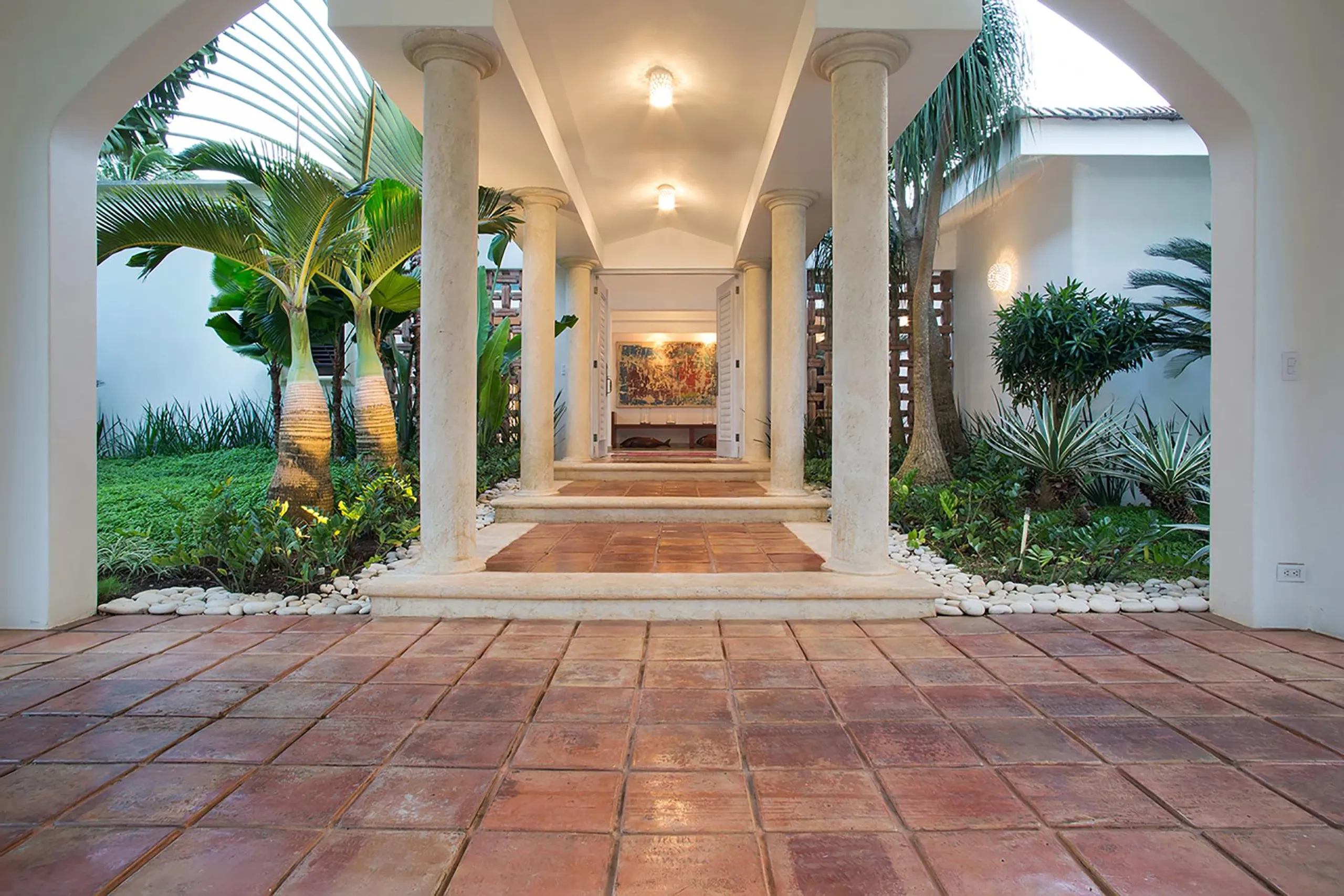 Sophisticated 4BR Villa with Swimming Pool and Oceanside Views — photograph 4
