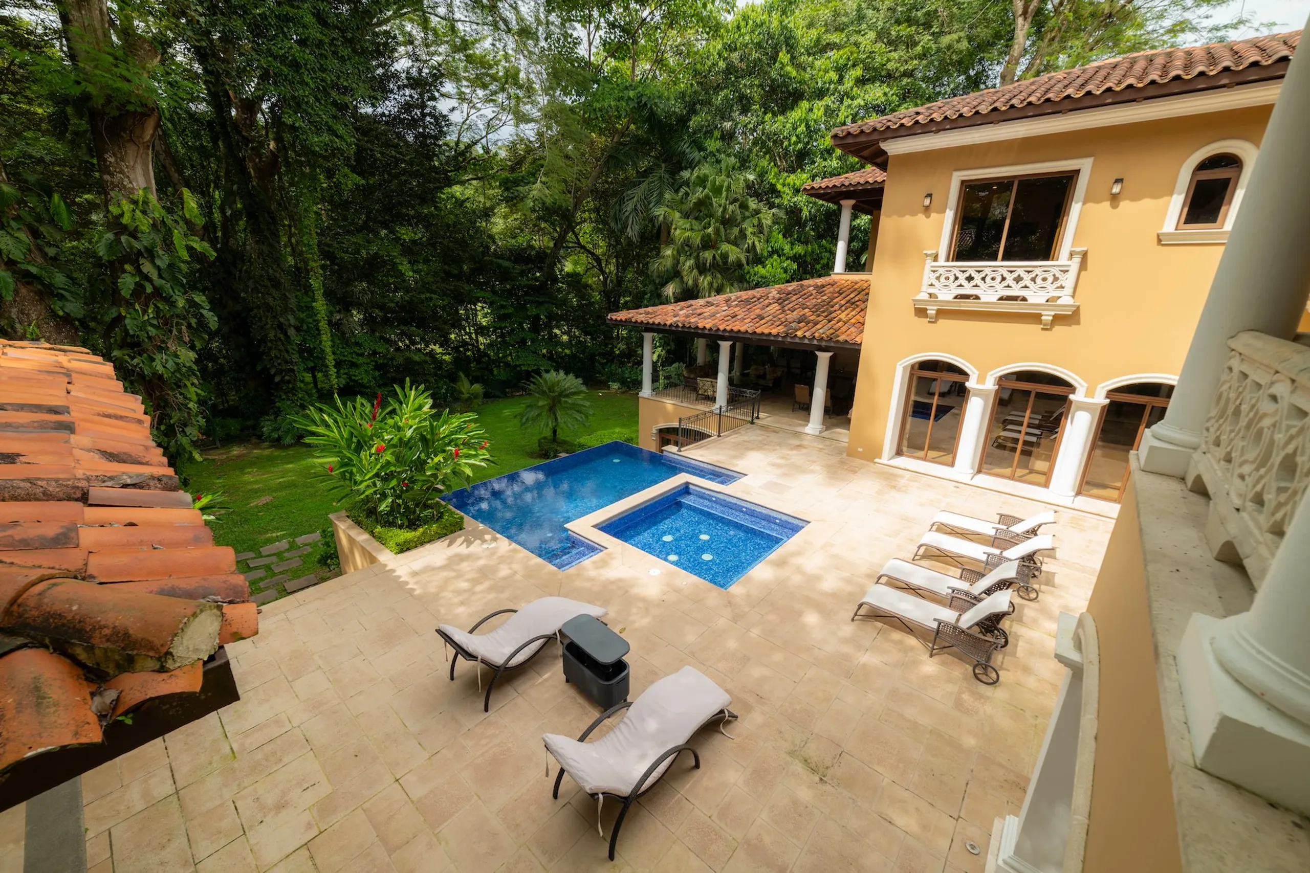 Federico Castro–Designed Villa in Los Sueños with Pool, Theater & Golf Views — photograph 12