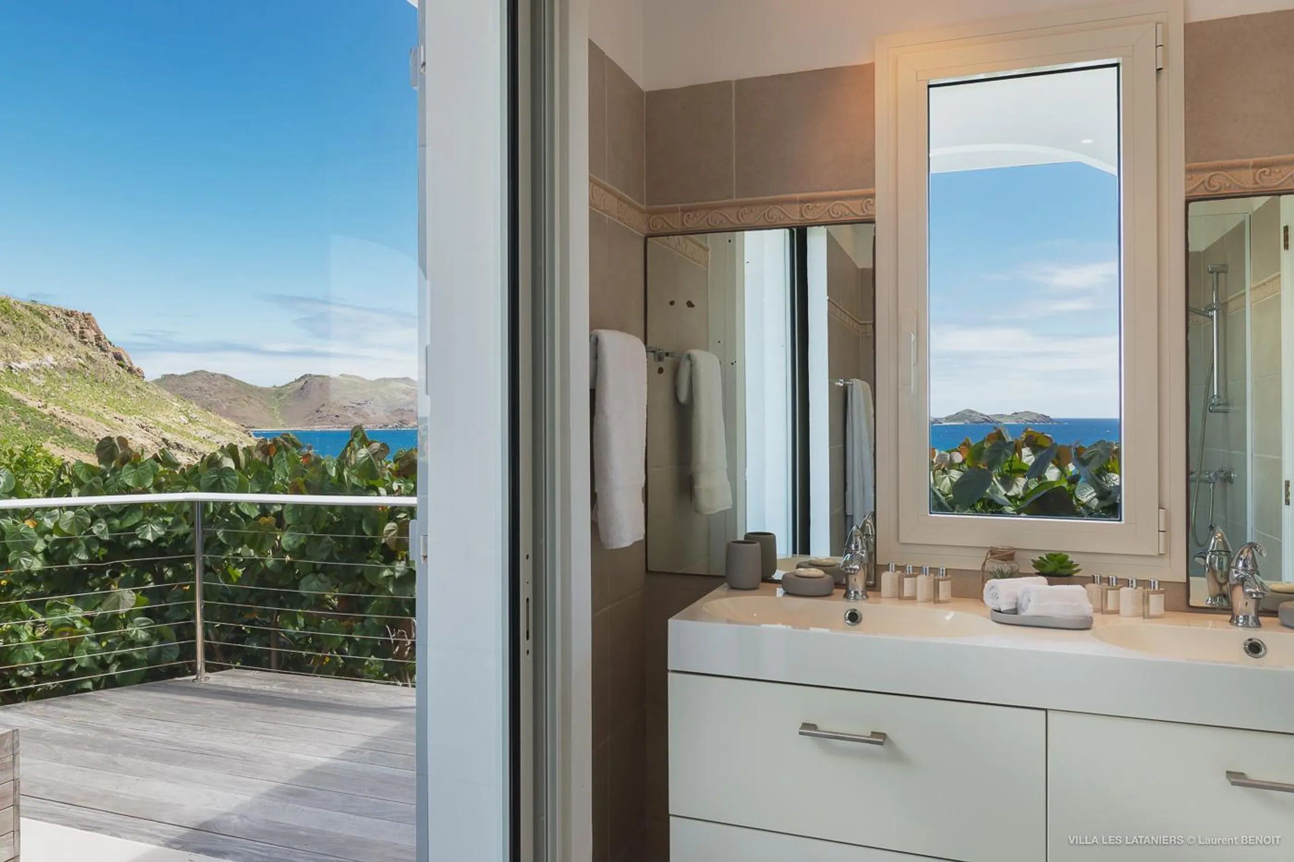 Opulent Oceanside Estate with Private Pool and Jacuzzi — photograph 9