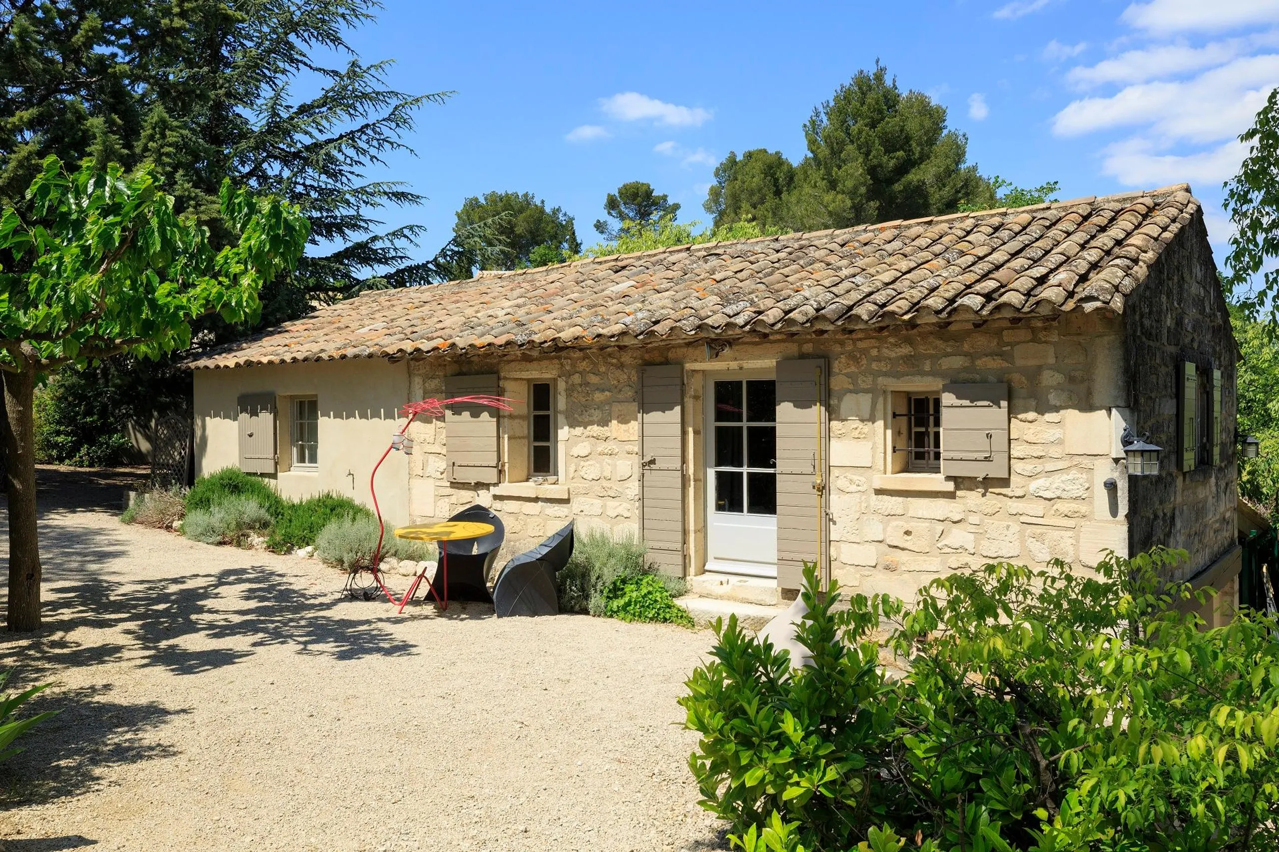 Artistic Luxury Retreat with Shaded Terraces, Heated Pool, and Panoramic Alpilles Views — photograph 2