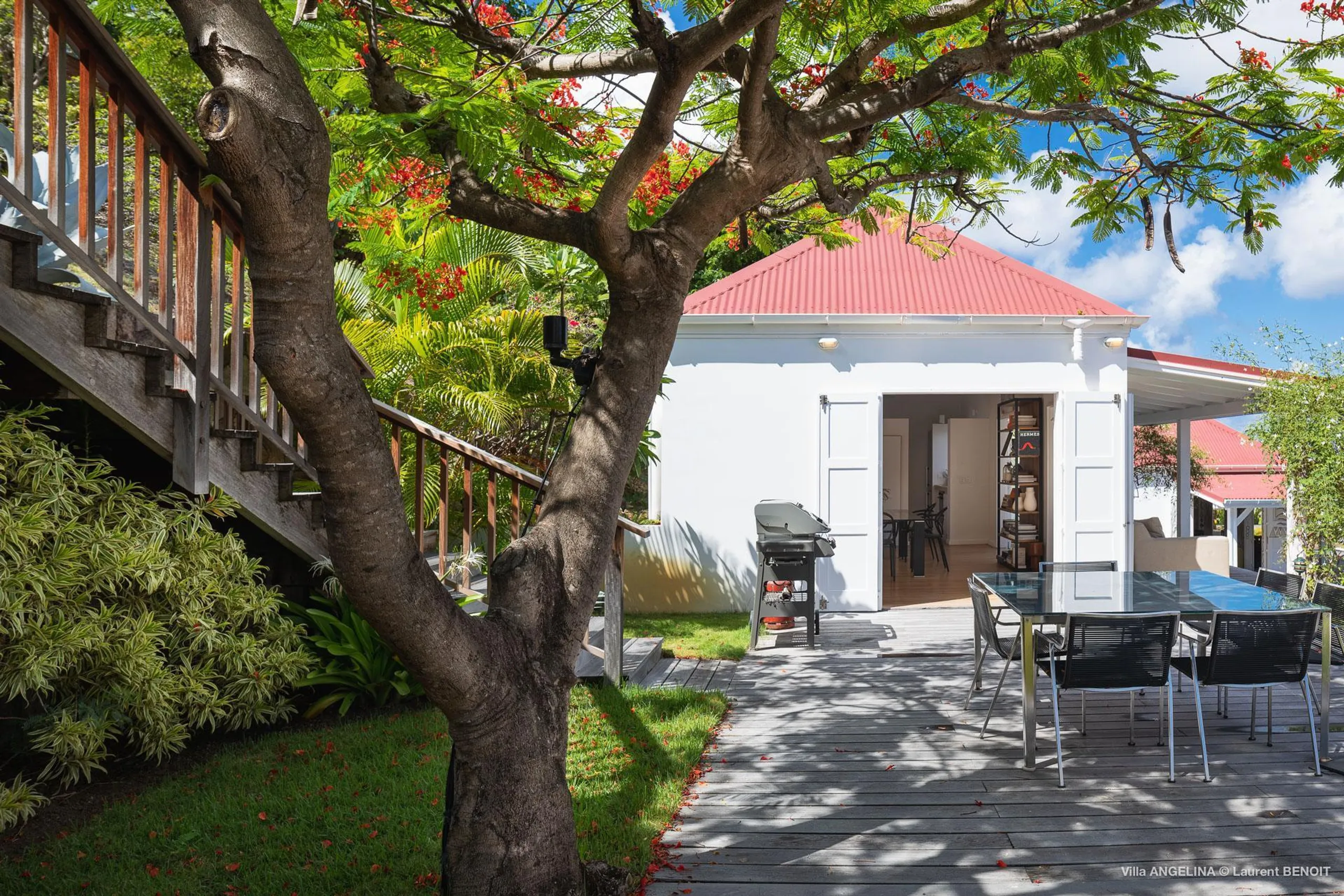 Elegant Seaview Retreat with Infinity Pool and Jacuzzi — photograph 7