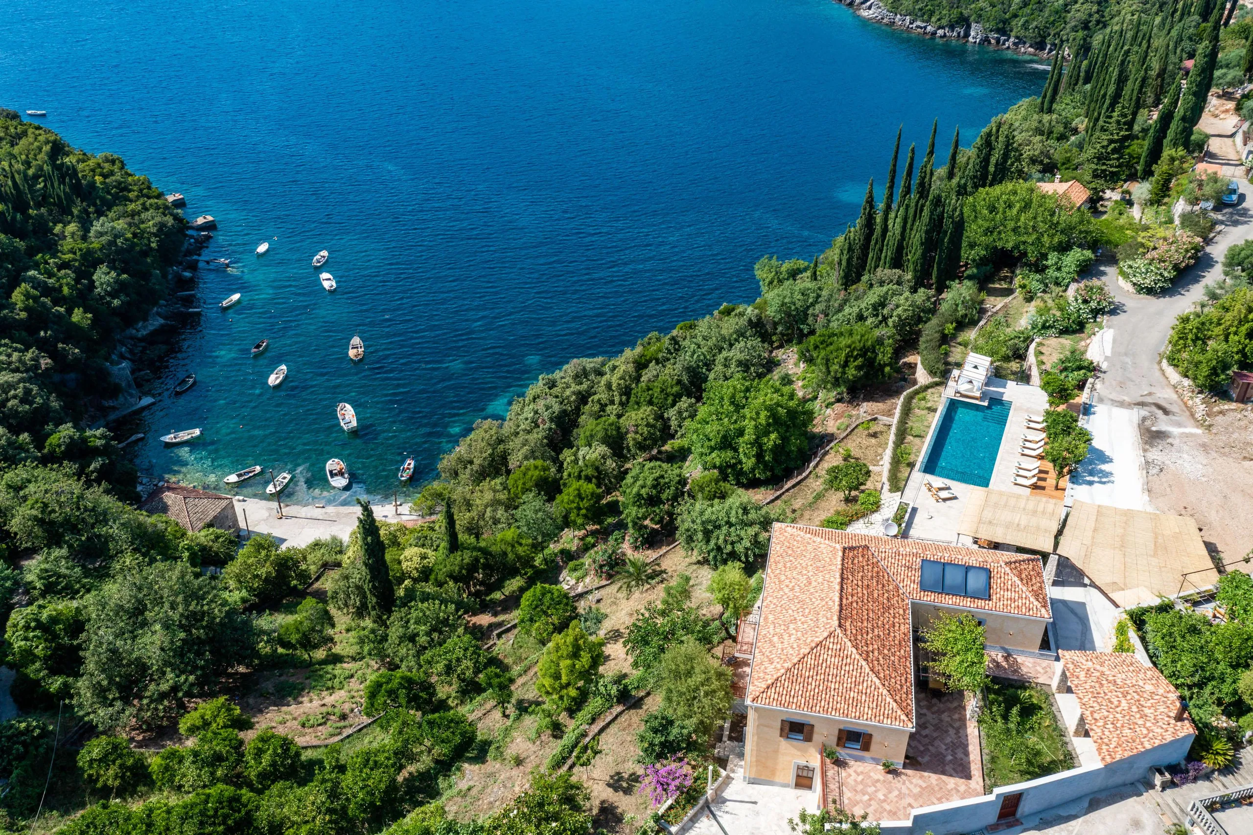 Lavish Rustic Villa with Infinity Pool and Stunning Sea Views — photograph 6