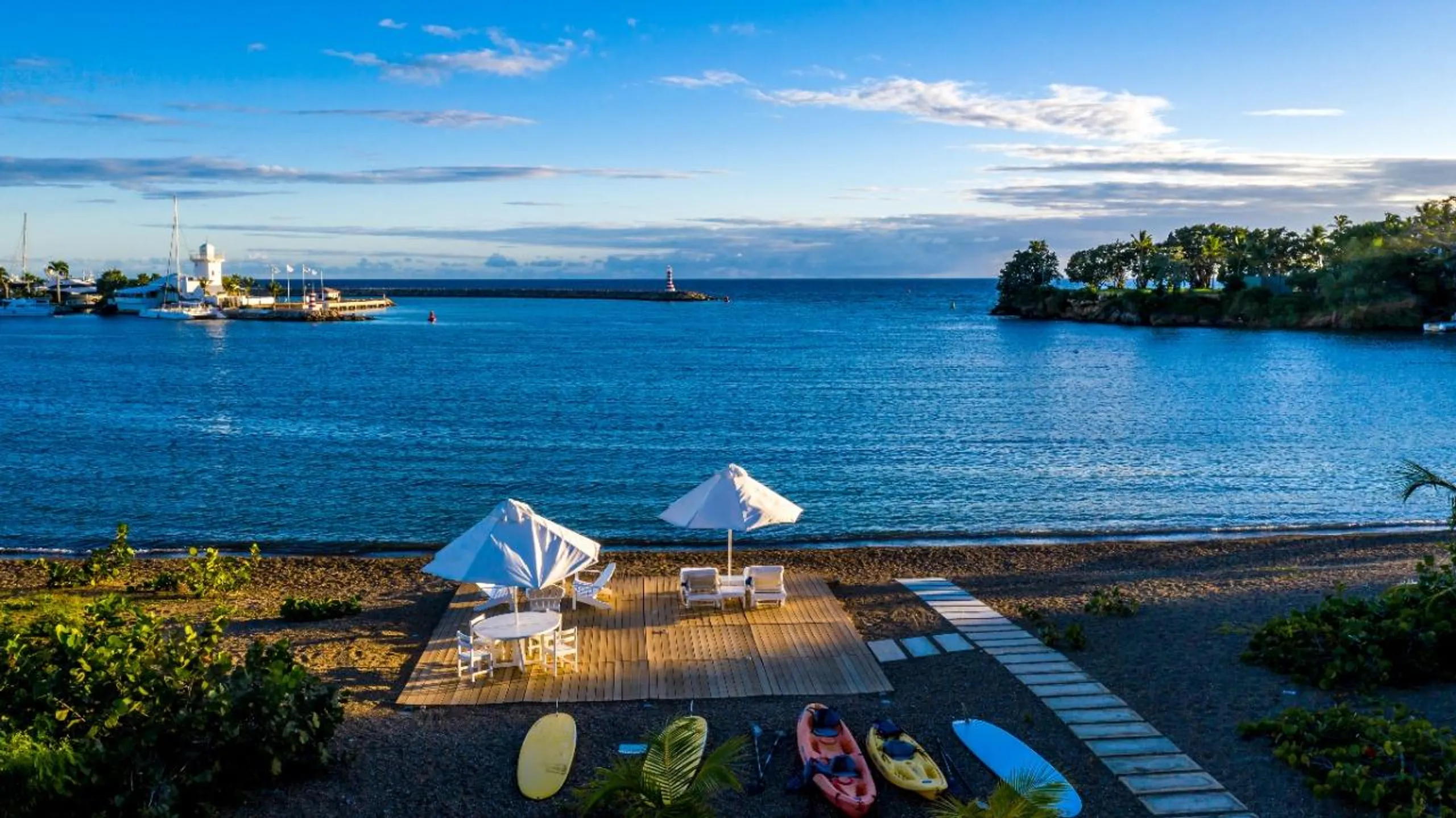Spectacular Villa with Private Pool, Garden and Unobstructed Ocean Views — photograph 8