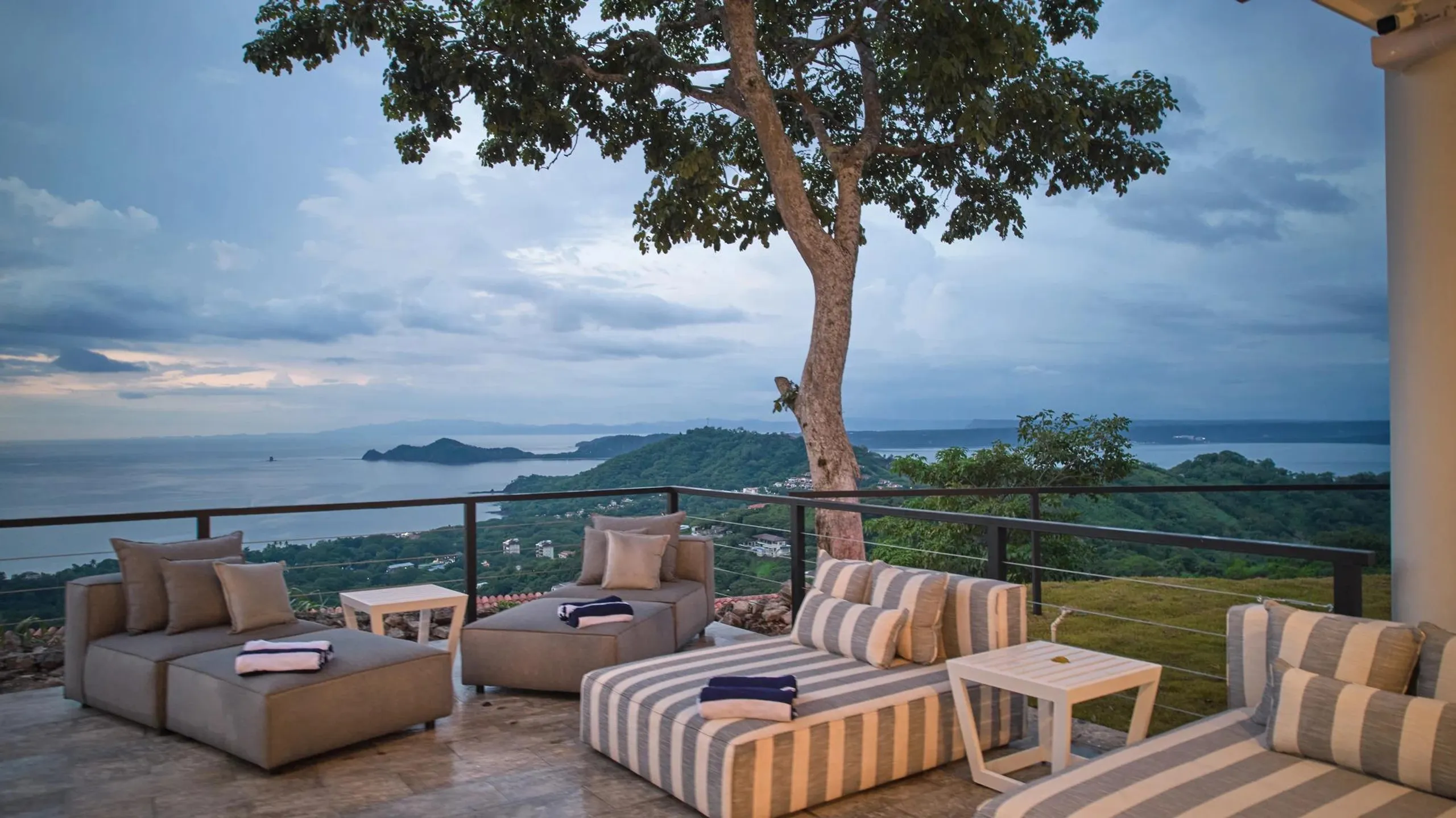 Elegant Treasure in the Sky with Infinity Pool and Ocean Views — photograph 5