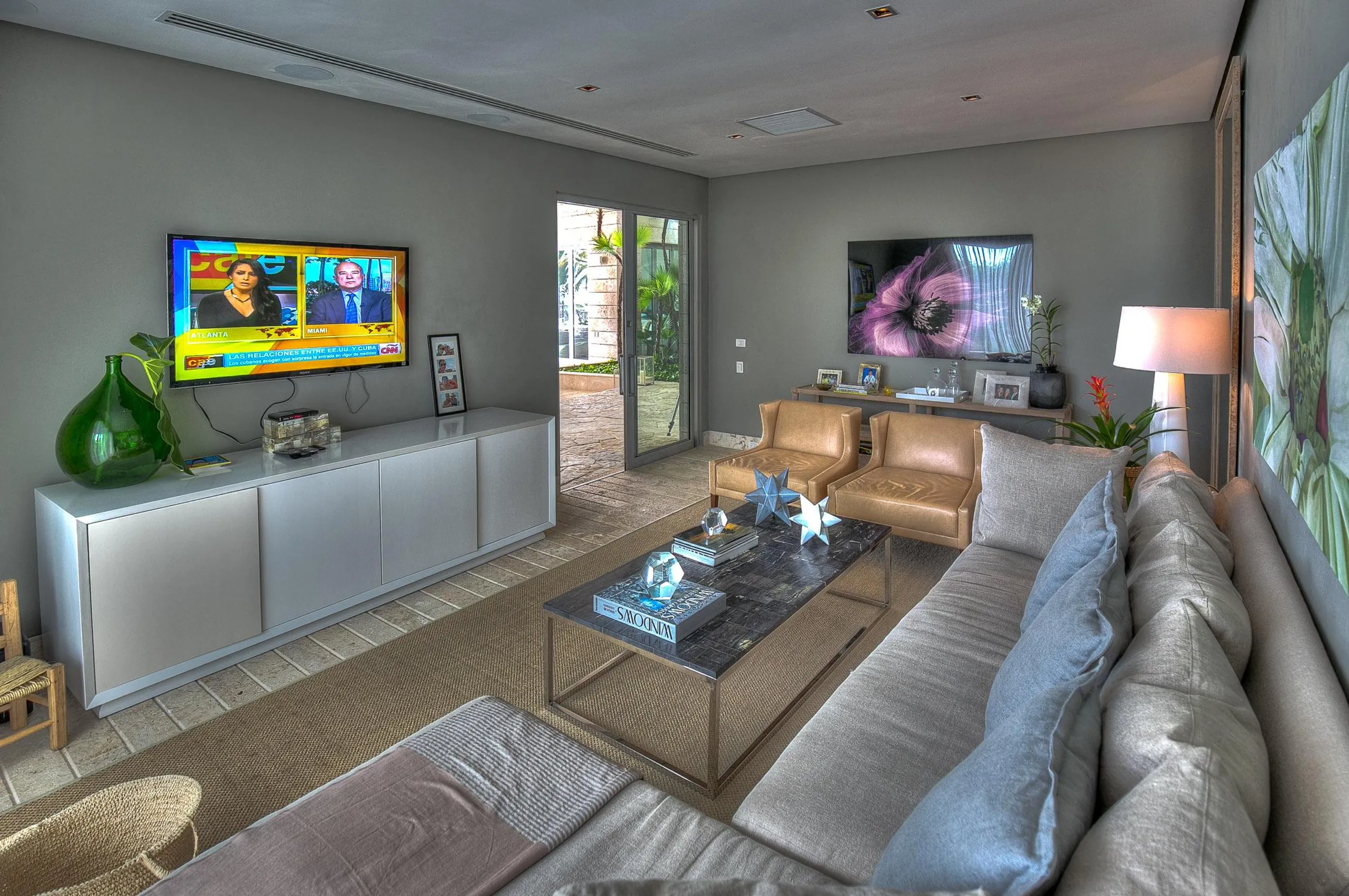Majestic Six-Bedroom Villa with Pool, Jacuzzi, and Private Beach Access — photograph 6