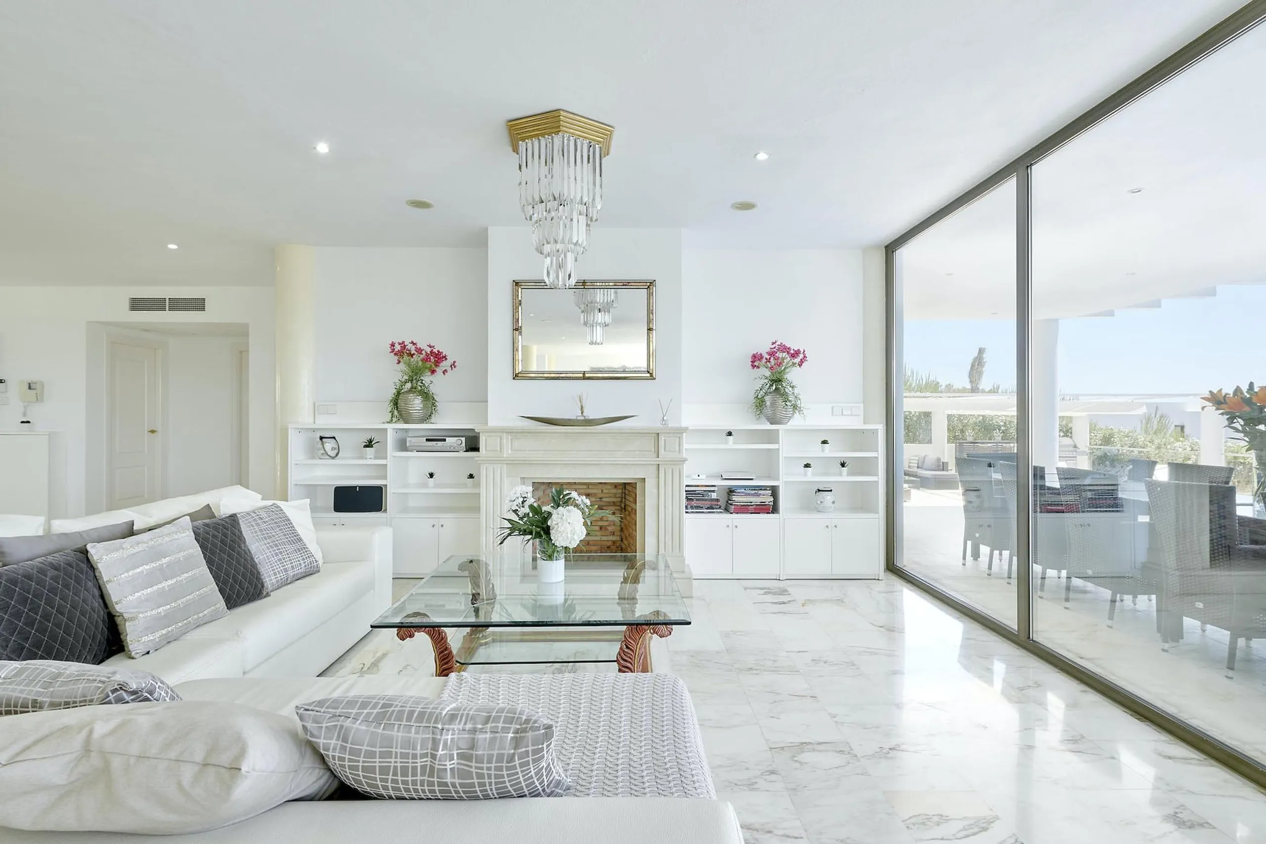 Luxurious Ibiza Ocean Estate with Private Pool and Outdoor Entertainment Area — photograph 10