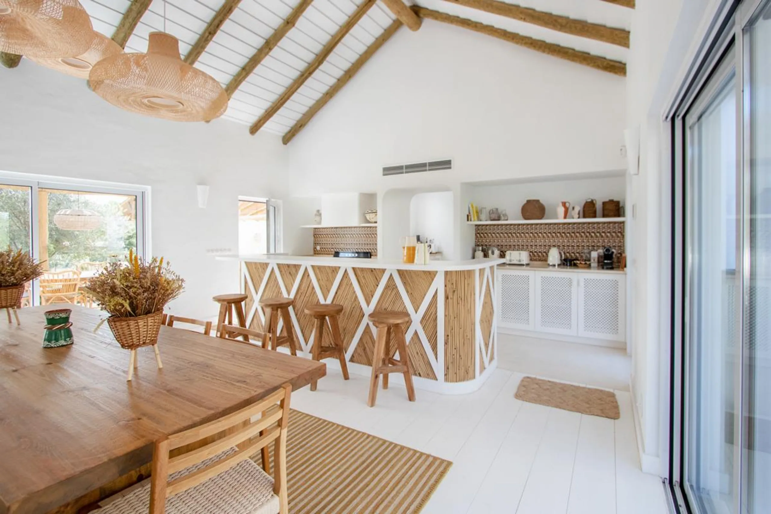 Superb 7 Bedroom Villa with Private Pool, Private Beach Access and Nature Views — photograph 8