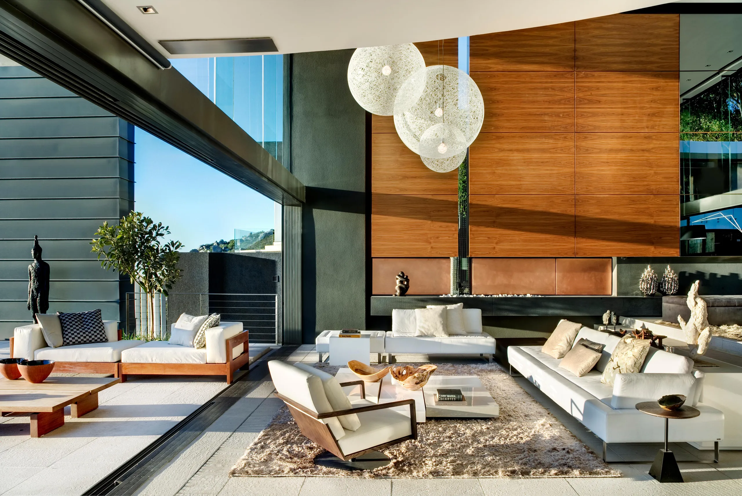 Modern Contemporary Estate with Infinity Pool and Panoramic Views — photograph 5