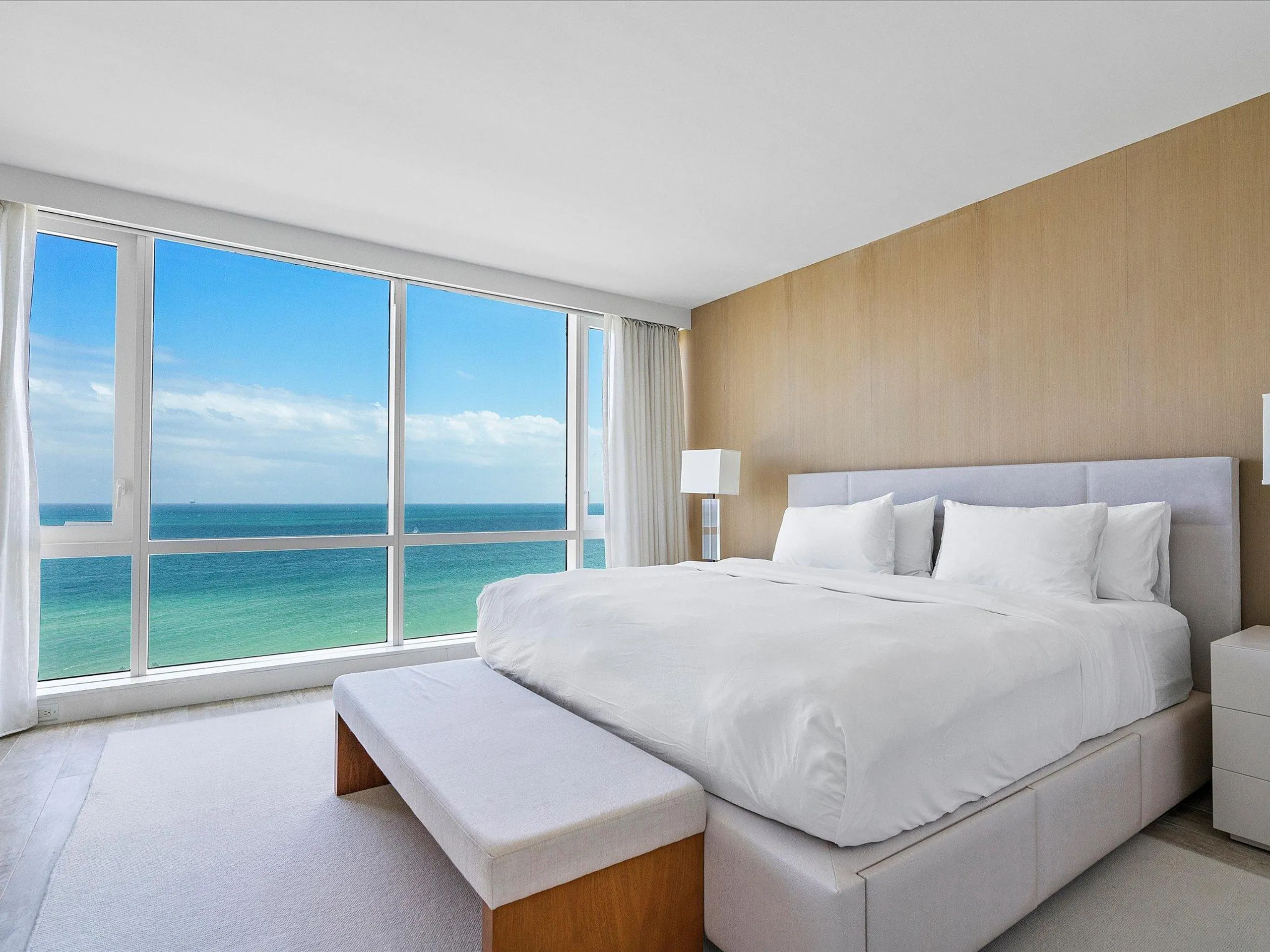 Deluxe Beachfront Retreat with Sun Deck — photograph 6
