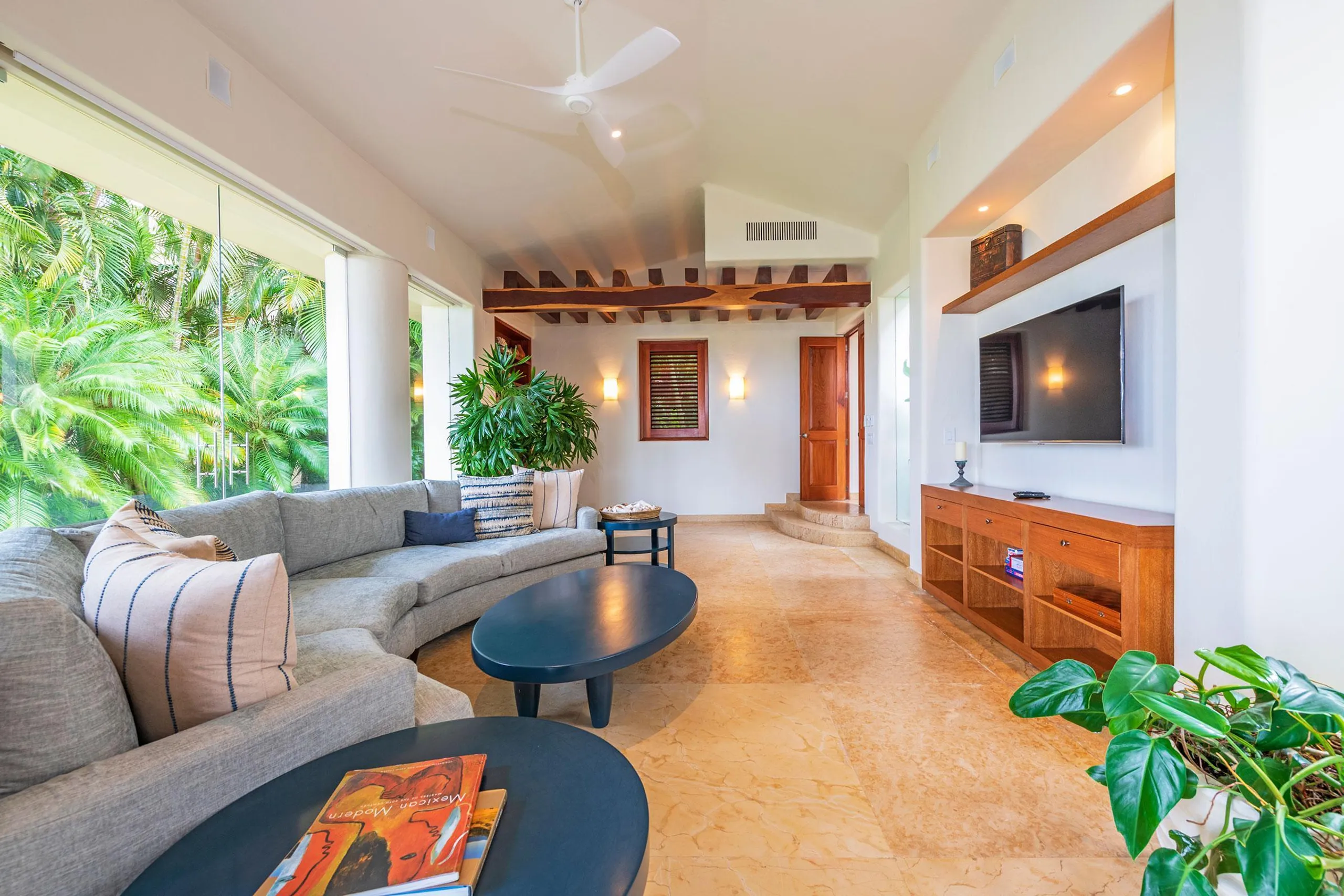 Lush Lagos Del Mar Estate with Infinity Pool and Wonderful Views — photograph 10