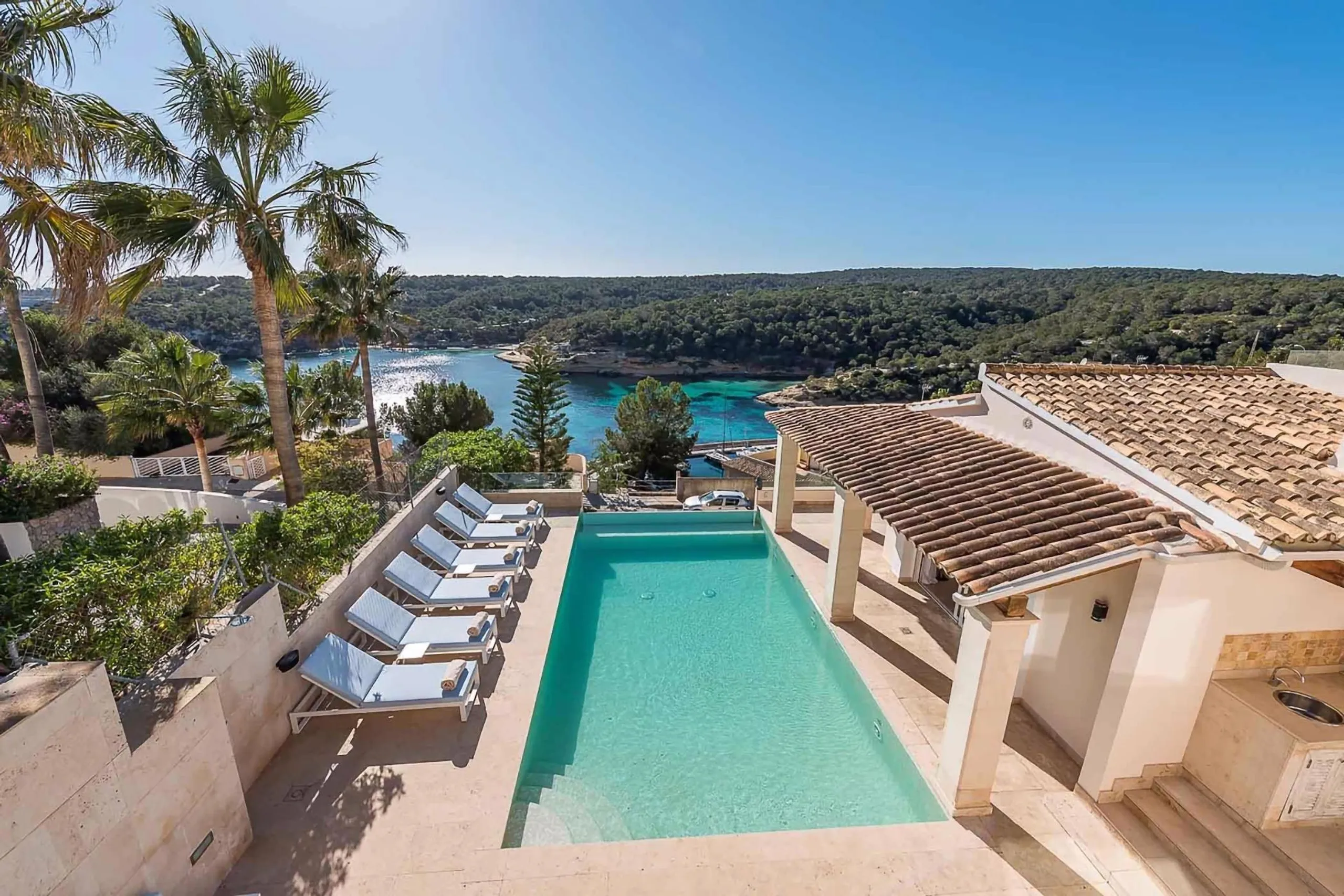 Escape to Paradise  Luxury Villa with Ocean Views and Poolside Bliss — photograph 11