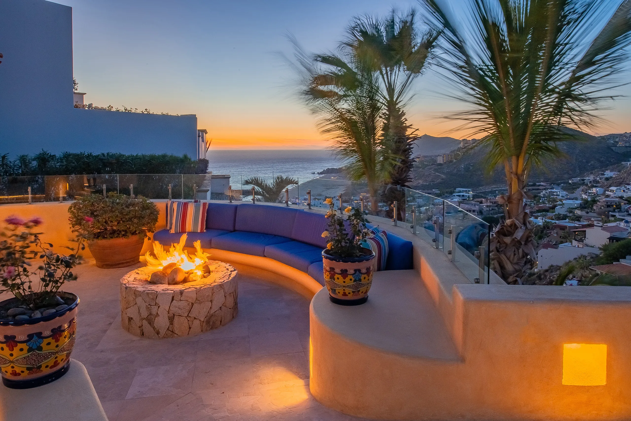 Sensational Hillside Villa with Infinity Pool and Expansive Views — photograph 5