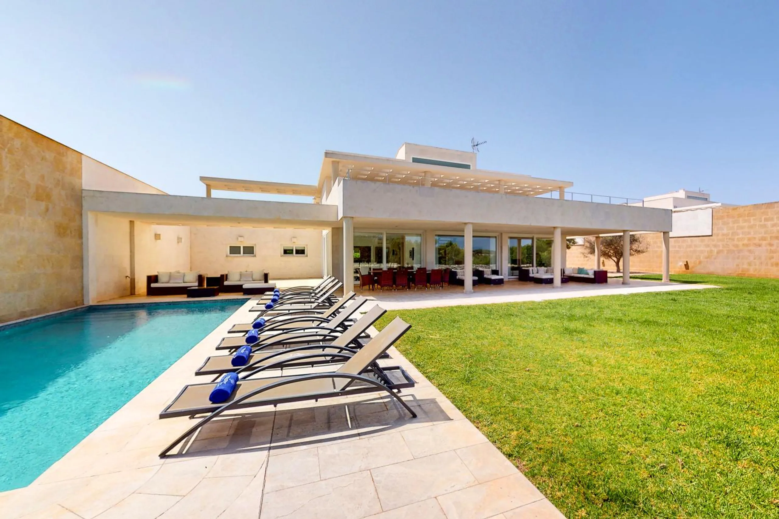 Regal 5BR Villa with Private Pool and Breathtaking Views of the Sea, Binisafuller