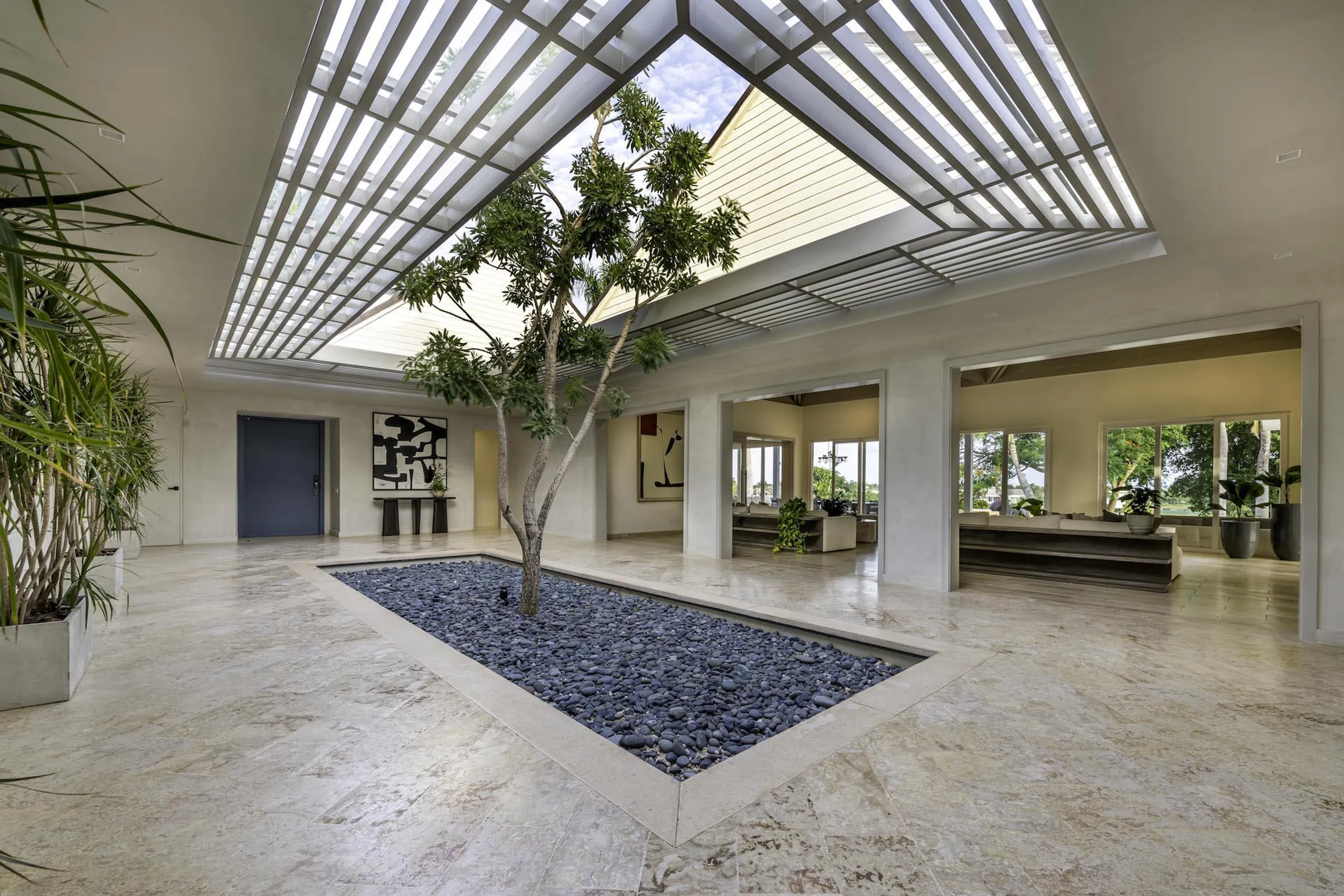 Enchanting Modern Villa with Private Pool, Terrace and 270-Degree Golf Course Views — photograph 3