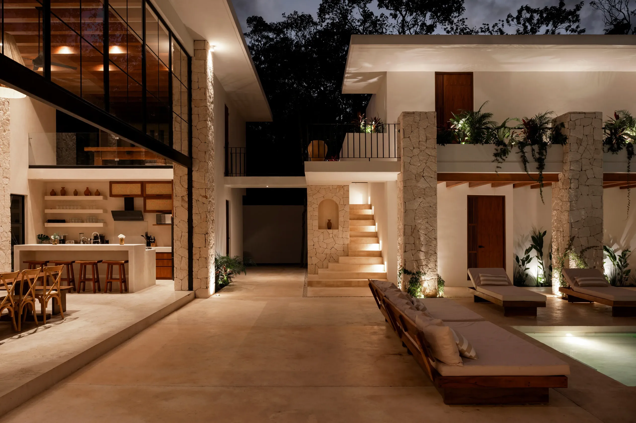 Exquisitely Furnished Estate with Pools & Jungle Views — photograph 5
