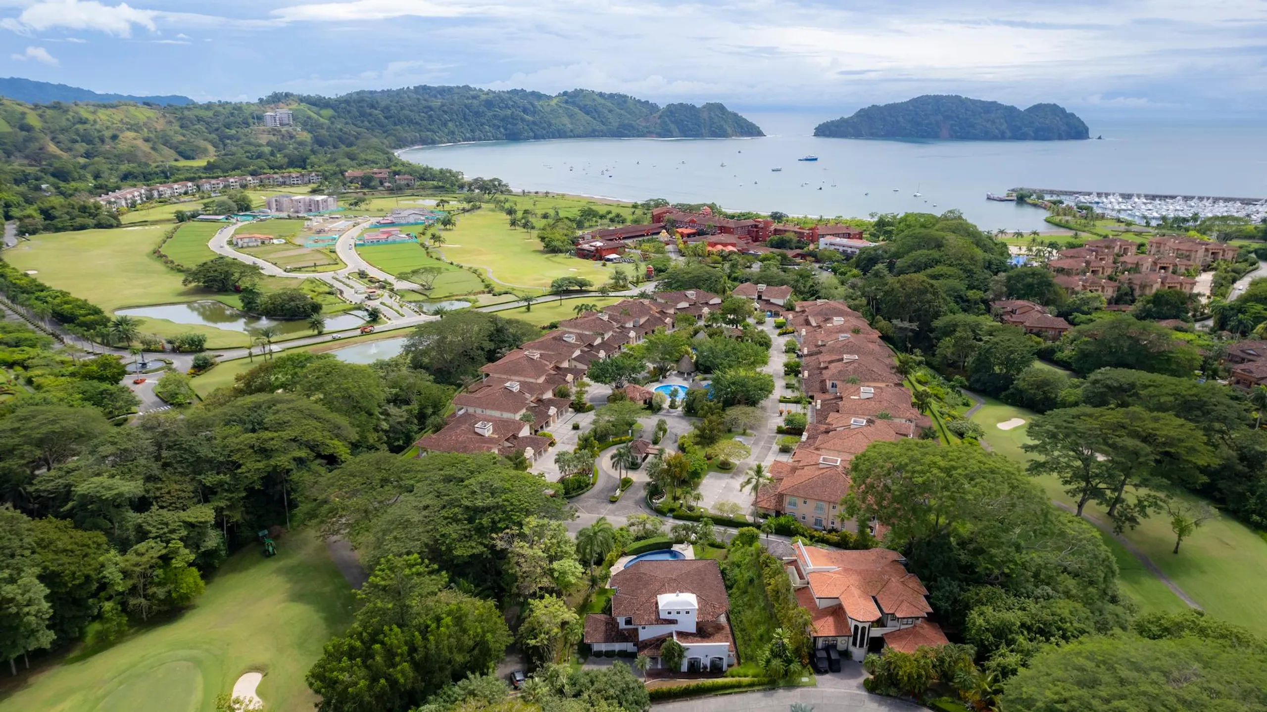 Tranquil Hillside Villa with Private Pool — photograph 4