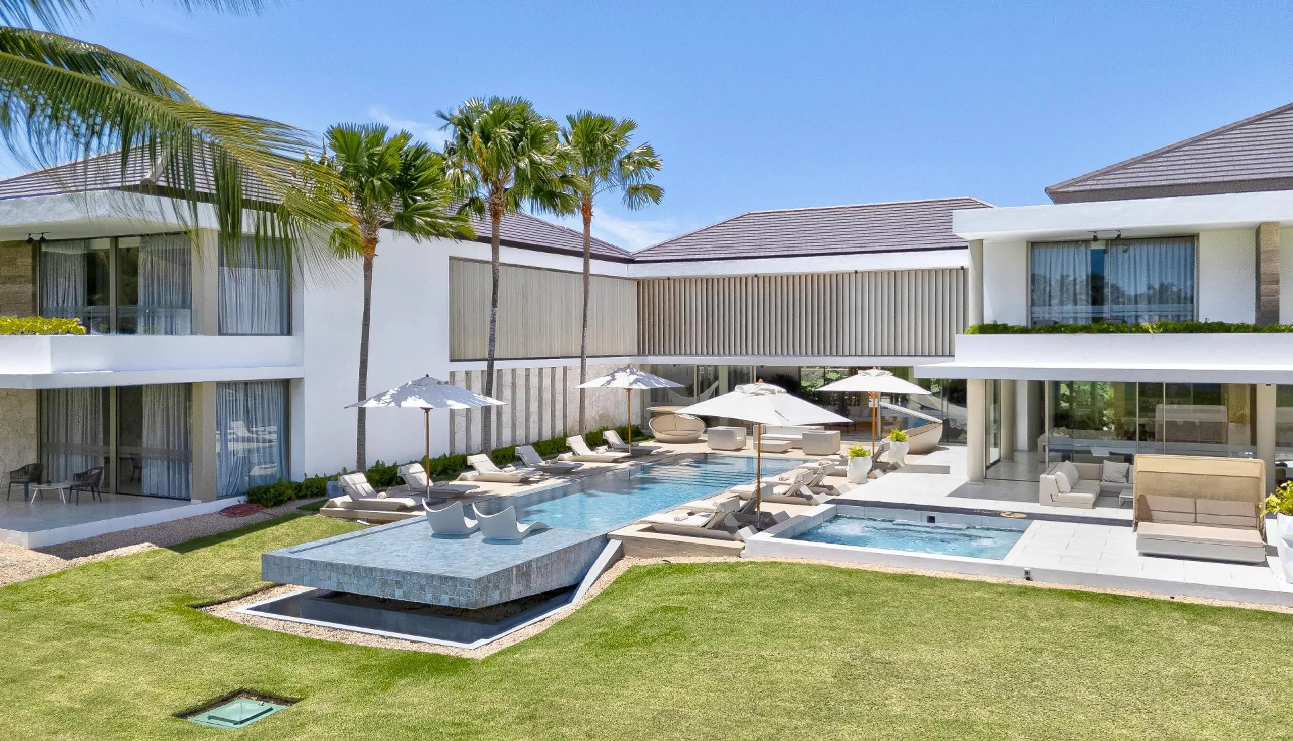 Regal Resort-Style 15 BR Estate with Infinity Pool — photograph 9