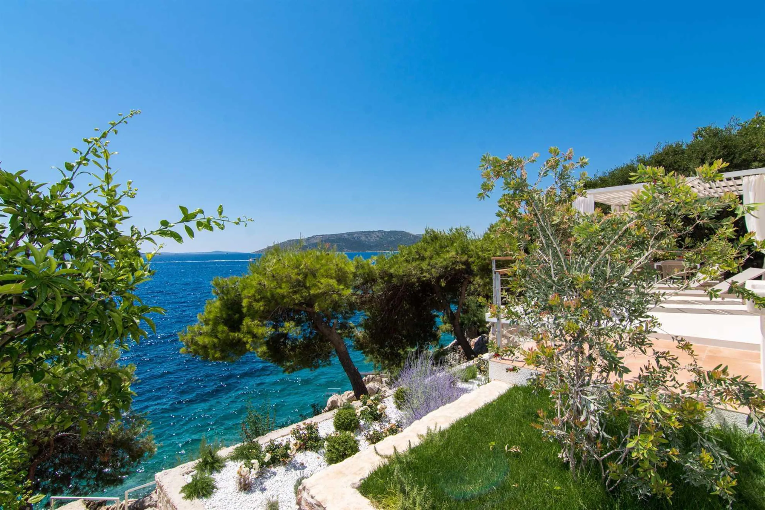 Serene Beachfront 4-Bedroom Villa on Ciovo Island with Private Pool and Ocean Views — photograph 11