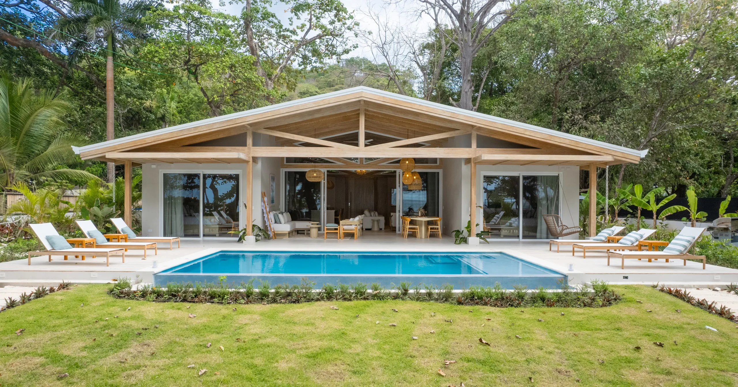 Chic Oceanfront Villa with Panoramic Views on Santa Teresa’s Golden Sands — photograph 2