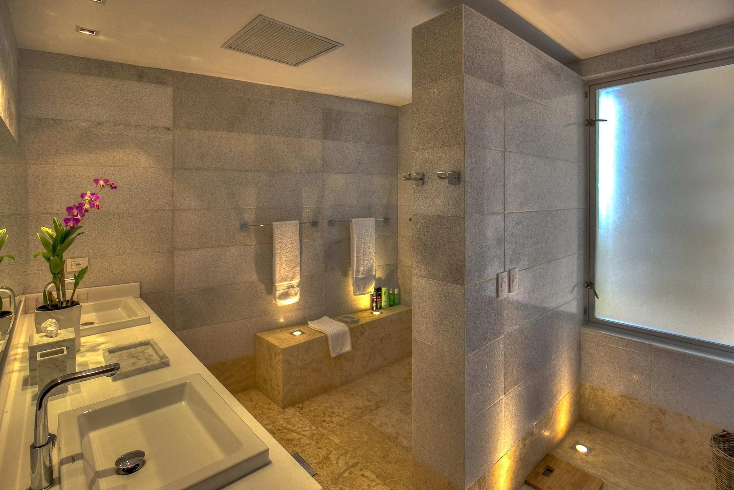 Majestic Six-Bedroom Villa with Pool, Jacuzzi, and Private Beach Access — photograph 10