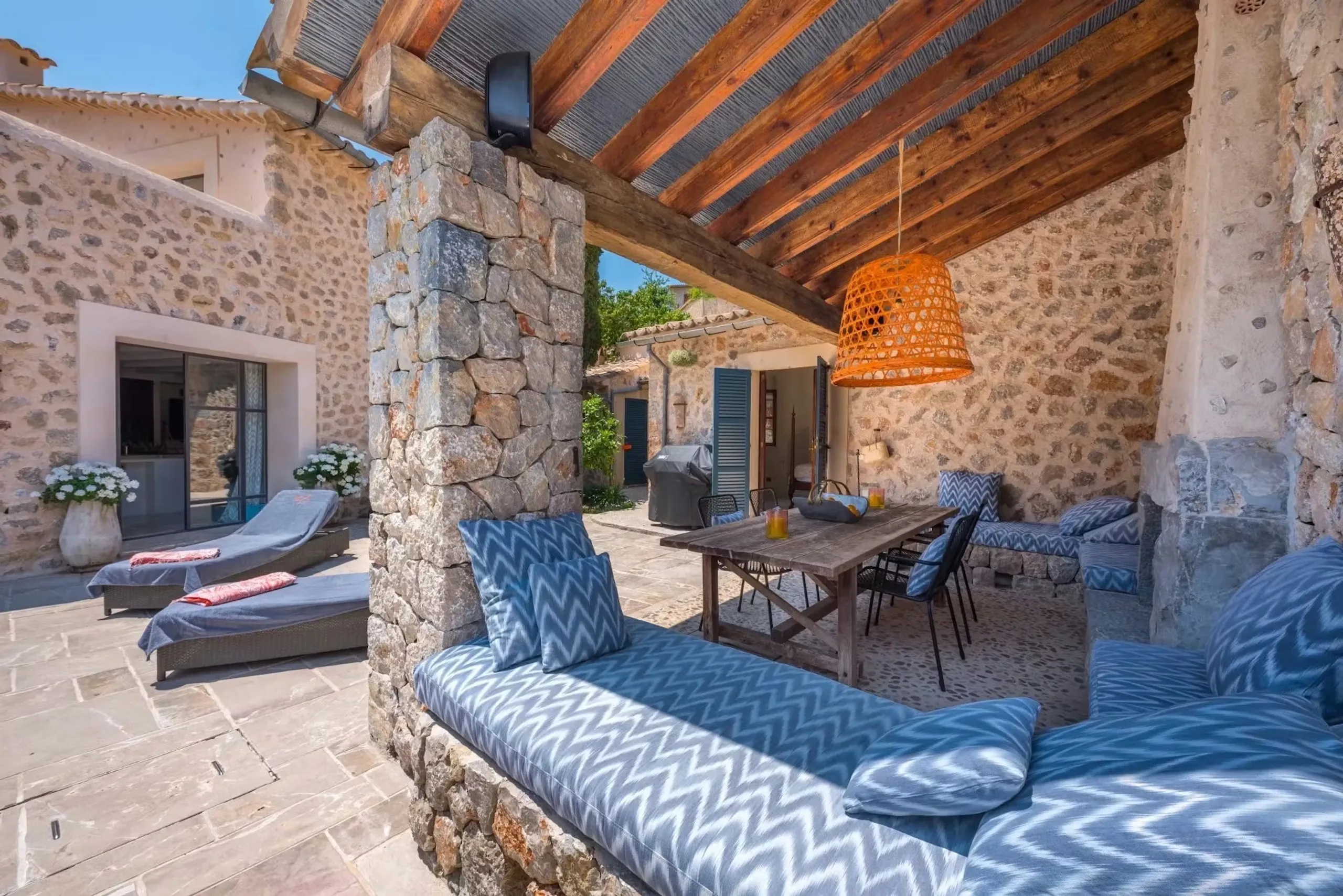 Elegant Mallorcan Escape with Infinity Pool and Mediterranean Gardens — photograph 9