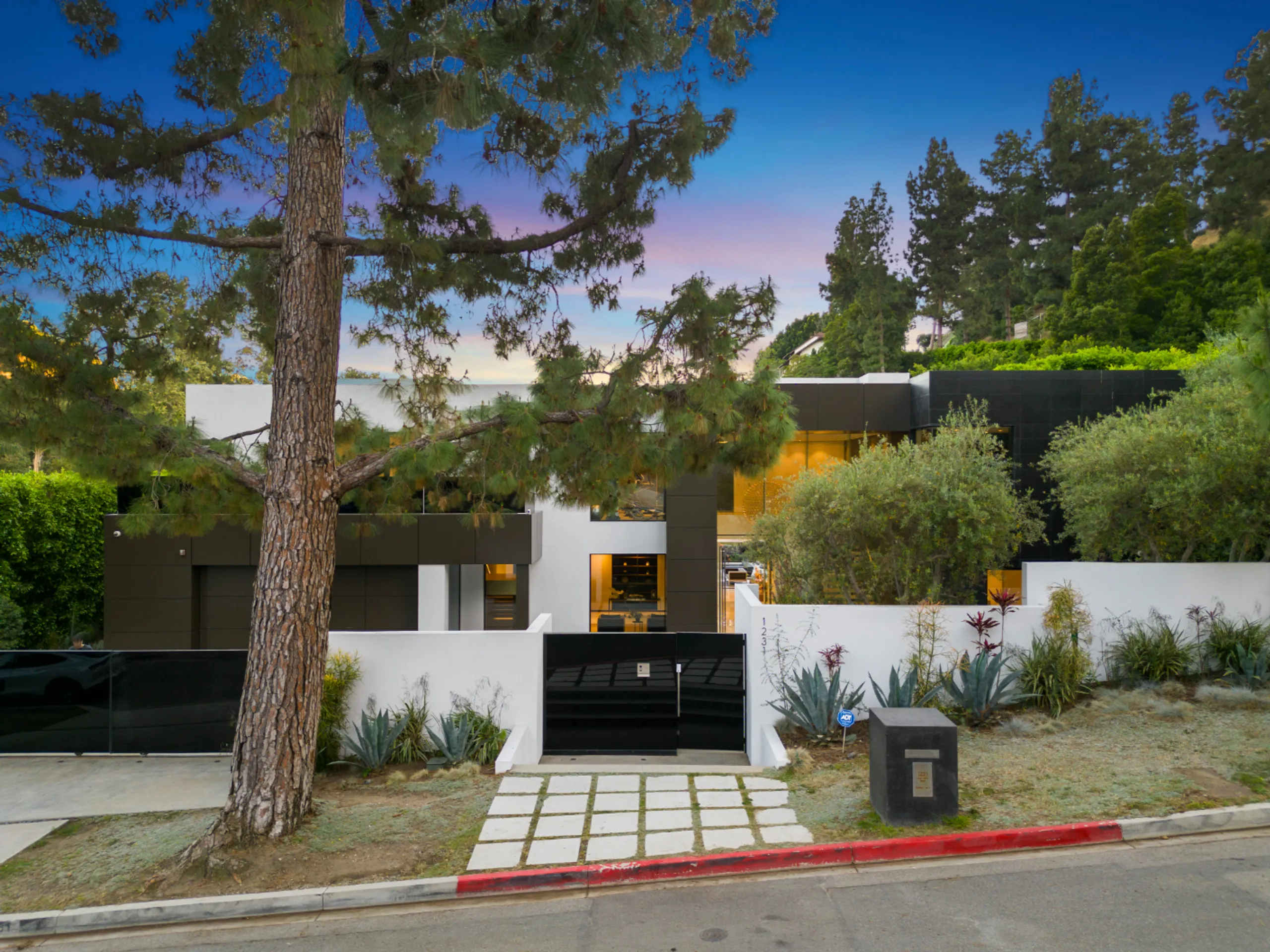 Marvelous Beverly Hills Villa with Private Pool, Spa, and Theater — photograph 6