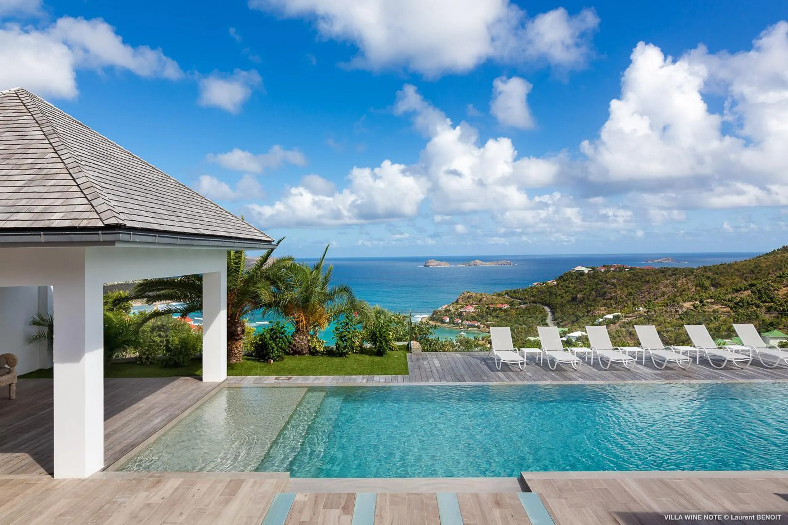 Grandiose Tropical Estate with Private Pool and Gazebo — photograph 2