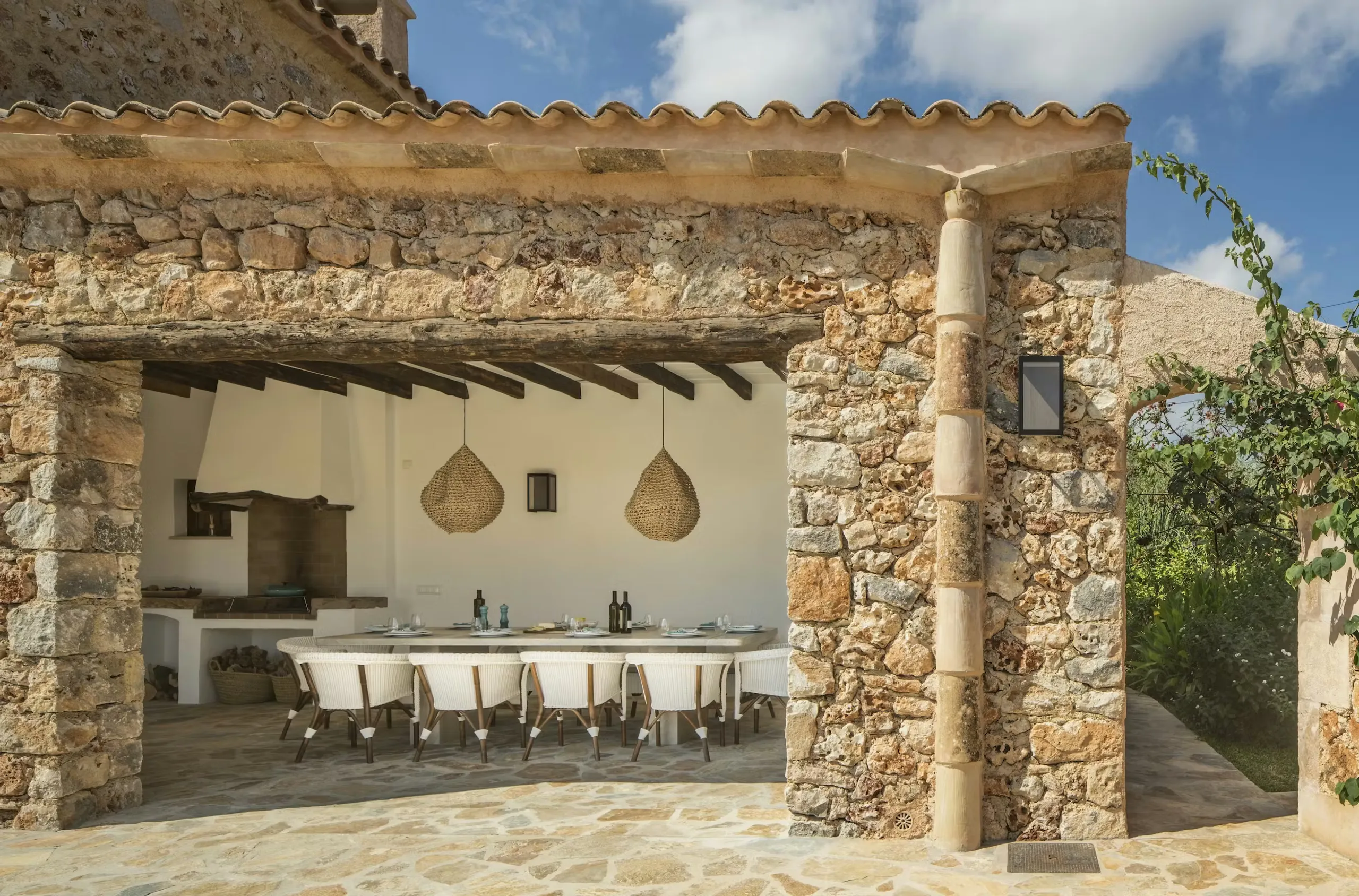 Enchanting Countryside Retreat with Infinity Pool and Scenic Views — photograph 6